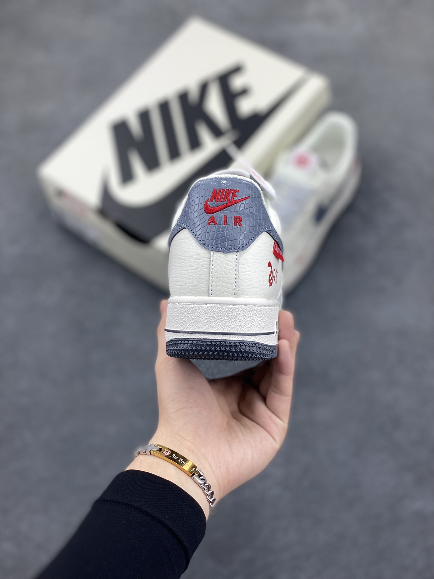 图片[4]-Nike Air Force 1 Low 空军一号低帮百搭休闲运动板鞋。柔软、弹性十足的缓震性能和出色的中底设计，横跨复古与现代的外型结合，造就出风靡全球三十多年的Force 1，直到今天还深受青睐。 货号：XS1958-503 尺码：36 36.5 37.5 38 38.5 39 40 40.5 41 42 42.5 43 44 44.5 45-选品中心