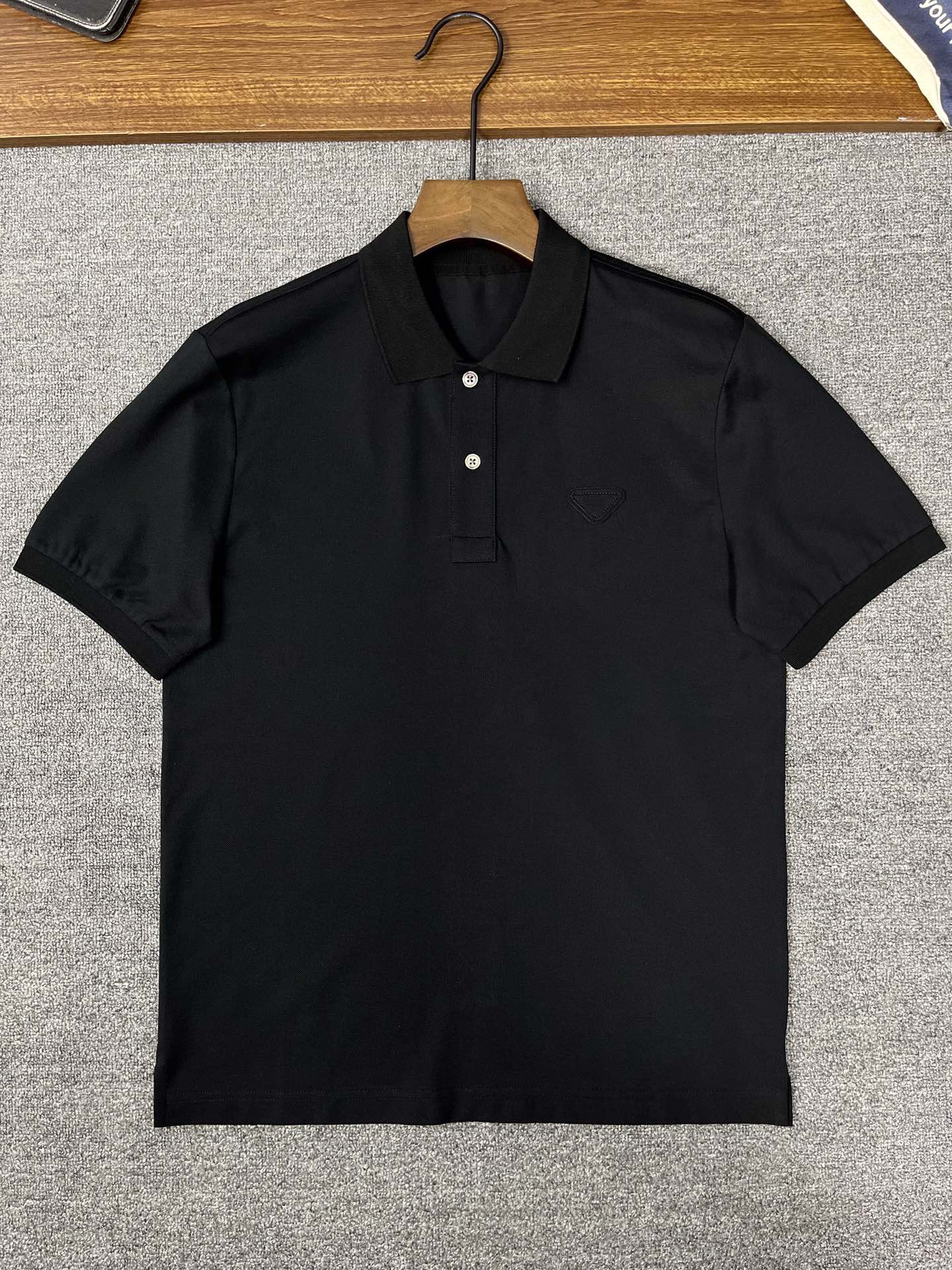 NO:161731,Lo*ro Pi*na Nuo u Pianya Recommended by old and upstarts!  Logo embroidery contrasting collar lapel short-sleeved POLO shirt Classic three-button lapel style Chest logo embroidery Combination tailoring Fabric is made of styling Composition 70 fiber 20 spandex 10 Solona fine-grained Bragg Fabric has good flexibility Not easy to deform, crisp and layered Fabric surface is small square and fast formed Special texture and visual effect are very popular, giving the clothing more layered Full-quality order Color Blue Apricot Number M-3XL Try on 172-148 Appropriate wearing L code (the next day's goods), T-shirt, alexander wang19860909Lo*ro Pi*na诺 u翩雅 老钱新贵推荐！标志刺绣撞色领翻领短袖POLO衫 经典三粒扣翻领款式 胸口标志刺绣的点缀 合体的剪裁 面料采用订织 成分70纤维 20氨纶 10索罗那细纹布拉格 面料有着很好的柔韧性 不易变形 挺括又有层次 面料表面有小方快形成 独特的纹理和视觉效果备受青睐 ,赋予了服装更多的层次感 全品相订单 颜色 蓝色 杏色 码数M-3XL 试穿172-148穿L码合适（隔天货）,,T-shirt,alexander wang,Men's clothing