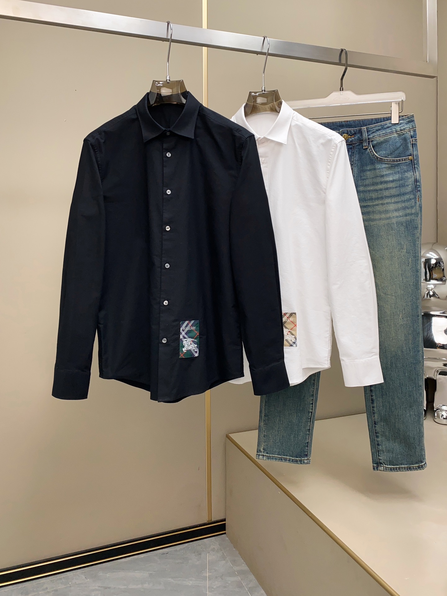 NO:428544,.BUR Burberry, the same business and casual Oxford cotton long-sleeved shirt for men and women, the trading company channel goods, pure blood, new products for 25 years early spring, high-end Italian original production, classic evergreen ace product!  A shirt that is very consistent with the aesthetic tone of the B family. The styling design perfectly follows the essence of the B family. The plaid embroidered war horse uses classic retro Vintage contrasting splicing elements, with a rich British style. The lower body is infused with the iconic war horse embroidery body, which is quite recognizable and boasts about its identity!  It is both solemn and harmonious, both business and leisure, and can run through multiple seasons. It is very compatible with the bottoms. It is a basic item that is essential for men's wardrobe!  Size data reference: S-XXL S S-Size shoulder width 44cm-Bust 102cm-Length 76cm-Sleeve length 63 M Sleeve width 45cm-Bust 106cm-Length 77cm-Sleeve length 64 L Sleeve width 46cm-Breast 110cm-Length 78cm-Sleeve length 65 XL Sleeve width 47cm-Breast 114cm-Length 79cm-Sleeve length 66 XXL Sleeve width 48cm-Breast 118cm-Length 80cm-Sleeve length 67 Size recommended (standard version) Height 174-140 catties, try on M Size appropriately!  A boy can choose S code within 125 catties, a M code for 125-140 catties, a L code for 140-155 catties, a XL code for 155-170 catties, and a XXL code for 170-195 catties!  ,burberry,burberry,shirts,alexander wang19860909.BUR巴宝莉 男女同款商务休闲牛津纺纯棉长袖衬衫,贸易公司渠道货,纯正血统,25年早春新品,高端意大利原厂出品,经典常青王牌产物！ 极符合B家族美学基调的一款衬衫,造型设计完美沿袭了B家的精髓,格纹刺绣战马运用了经典复古 Vintage 撞色拼接元素,具有浓郁的英伦风格,下身注入标志性战马刺绣体,颇具辨识度且标榜了身份！ 亦庄亦谐,商务与休闲兼备,可以贯穿多个季节,与下装兼容空间极高,男人衣橱必备的基础单品！ 尺码数据参考: S-XXL S码肩宽44cm-胸围102cm-衣长76cm-袖长63 M码肩宽45cm-胸围106cm-衣长77cm-袖长64 L码肩宽46cm-胸围110cm-衣长78cm-袖长65 XL码肩宽47cm-胸围114cm-衣长79cm-袖长66 XXL码肩宽48cm-胸围118cm-衣长80cm-袖长67 尺码推荐（标准版型） 身高174-140斤,试穿M码合适！ 男生体重125斤以内选择S码,125-140斤选择M码,140-155斤选择L码,155-170斤选择XL码,170-195斤选择XXL码！,,burberry,burberry,shirts,alexander wang,Men's clothing