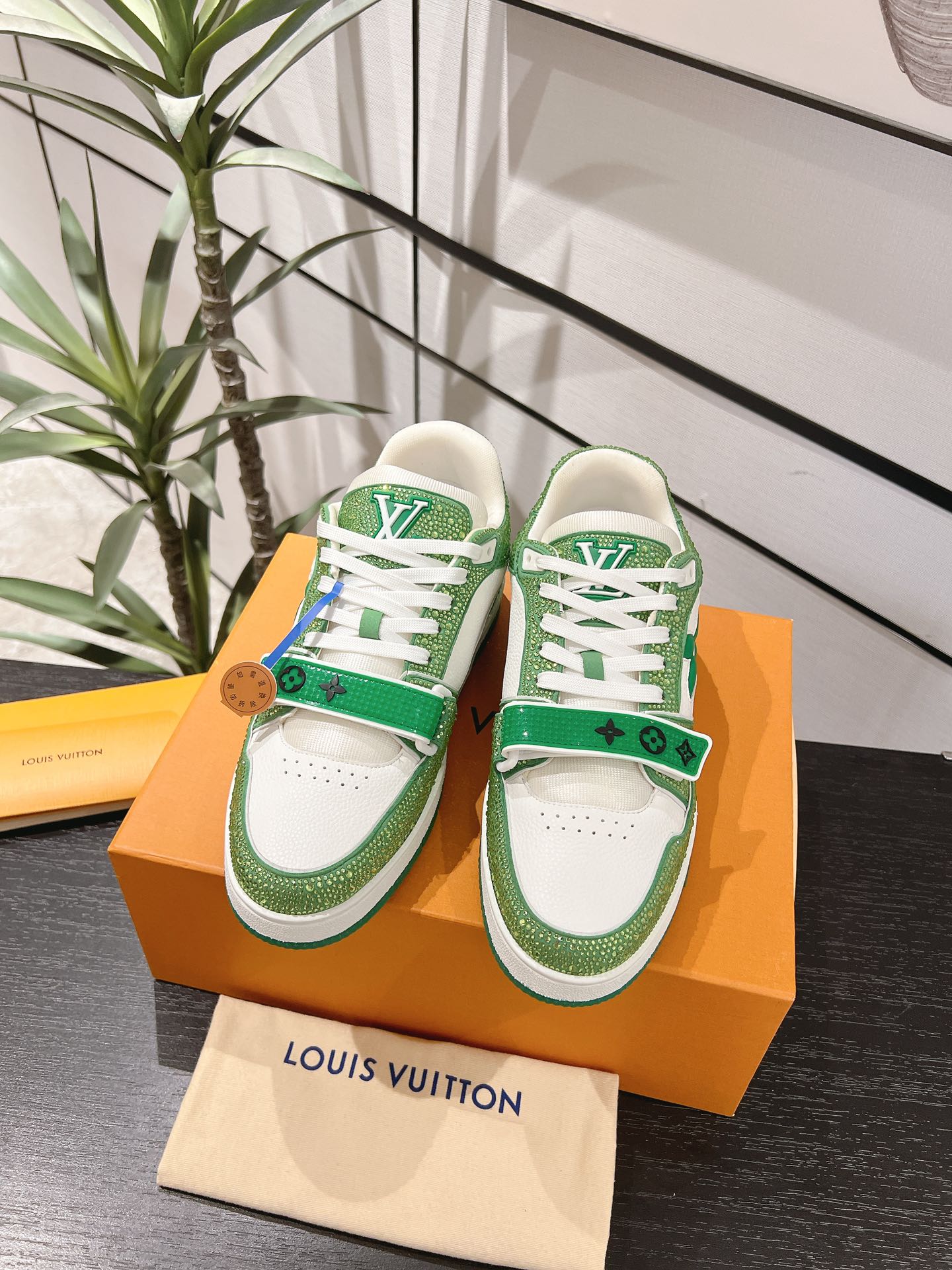 NO:402288,Top version Bread diamond shoes couple style Louis*Vuitto* LV Trainer Sports European purchasing agent 1W RMB purchase, took one month to unveil and develop, the sole and fabric private mold, the upper has been scrapped, and it was perfectly adjusted to the original version, which is definitely more effective, a comfortable one that has been designed since the arrival of Vifgil, which has been favored by many fans every quarter, and it is more personalized with different fashions. Private model luxury Luo Shiqi rhinestones TPU original outsole Original packaging Size: 35-45 (38 46, customized, non-return), casual shoes/sports shoes, louis vuitton, louis vuitton, sneakers19860909顶级版本 面包钻鞋情侣款 Louis*Vuitto* LV Trainer 运动欧洲代购1W RMB购入 历时一个月爆拆开发 大底和面料私模 鞋面更是报废了三套模具 才完美调整至原版一致较果 绝对下血本费心思的一款舒适 自Vifgil到来之后而设计的这一系列 每一季度都深受众多粉丝的青睐 搭配不同的时尚更显个性哦 私模奢华洛施奇水钻 TPU原版大底 原版包装 码数:  35-45（38 46,定做不退换）,休闲鞋/运动鞋,louis vuitton,louis vuitton,sneakers,Women's Shoes