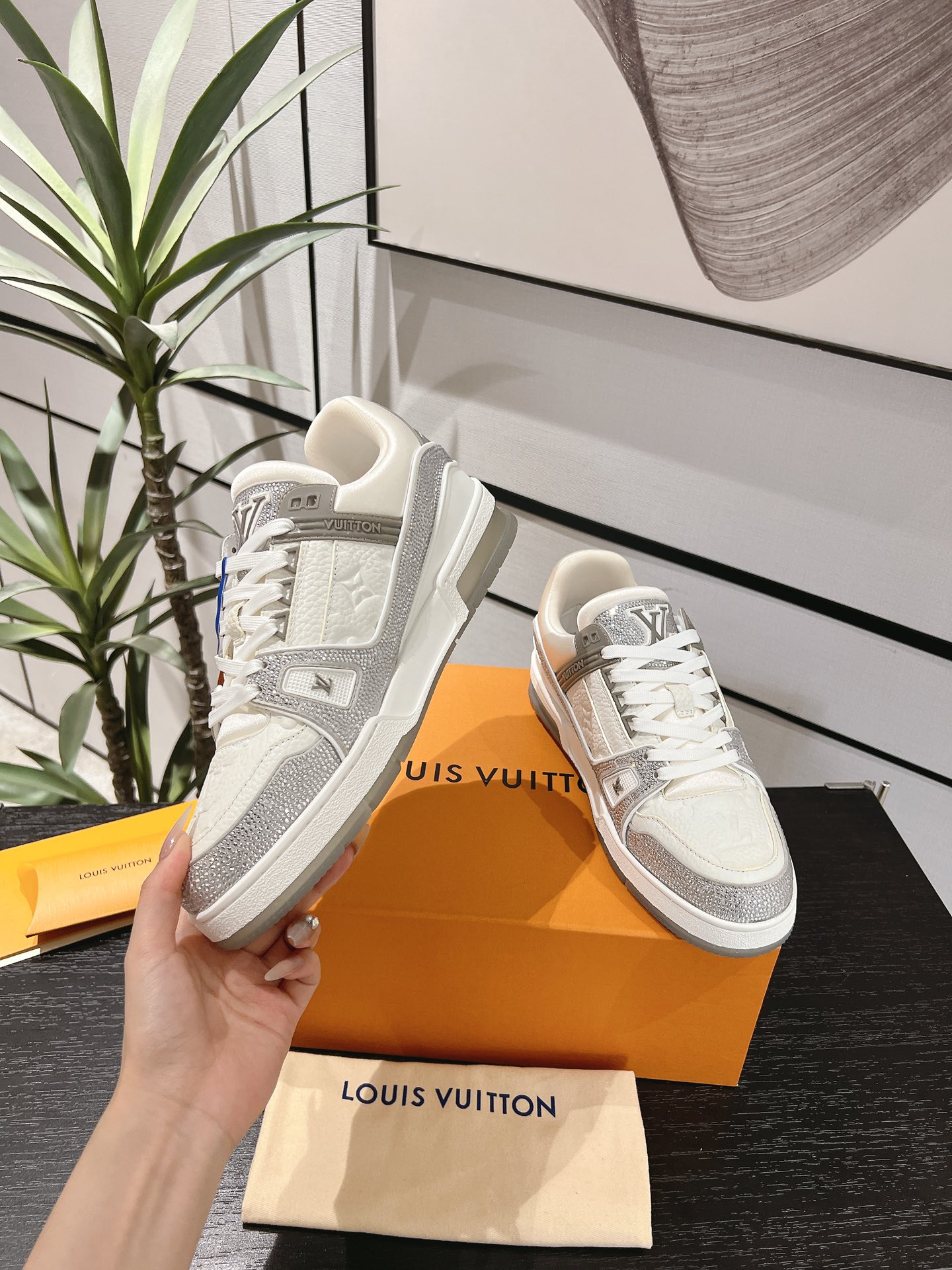 NO:402294,Top version, board shoes, diamond shoes, couples Louis*Vuitto* LV Trainer, sports European purchasing agent, RMB 10,000, spent a month to unfold and develop, the sole and fabric private mold, the upper was scrapped, and three sets of molds were perfectly adjusted to the original version, which was definitely a comfortable one that was extremely cost-effective. This series designed since the arrival of Vifgil was favored by many fans every quarter, and it was more personalized with different fashions. Private model luxury Luo Shiqi rhinestones TPU original sole Original packaging Size: 35-45 (38 46, customized, non-return), casual shoes/sports shoes, louis vuitton, louis vuitton, sneakers19860909顶级版本 板鞋钻鞋情侣款 Louis*Vuitto* LV Trainer 运动欧洲代购1W RMB购入 历时一个月爆拆开发 大底和面料私模 鞋面更是报废了三套模具 才完美调整至原版一致较果 绝对下血本费心思的一款舒适 自Vifgil到来之后而设计的这一系列 每一季度都深受众多粉丝的青睐 搭配不同的时尚更显个性哦 私模奢华洛施奇水钻 TPU原版大底 原版包装 码数:  35-45（38 46,定做不退换）,休闲鞋/运动鞋,louis vuitton,louis vuitton,sneakers,Women's Shoes