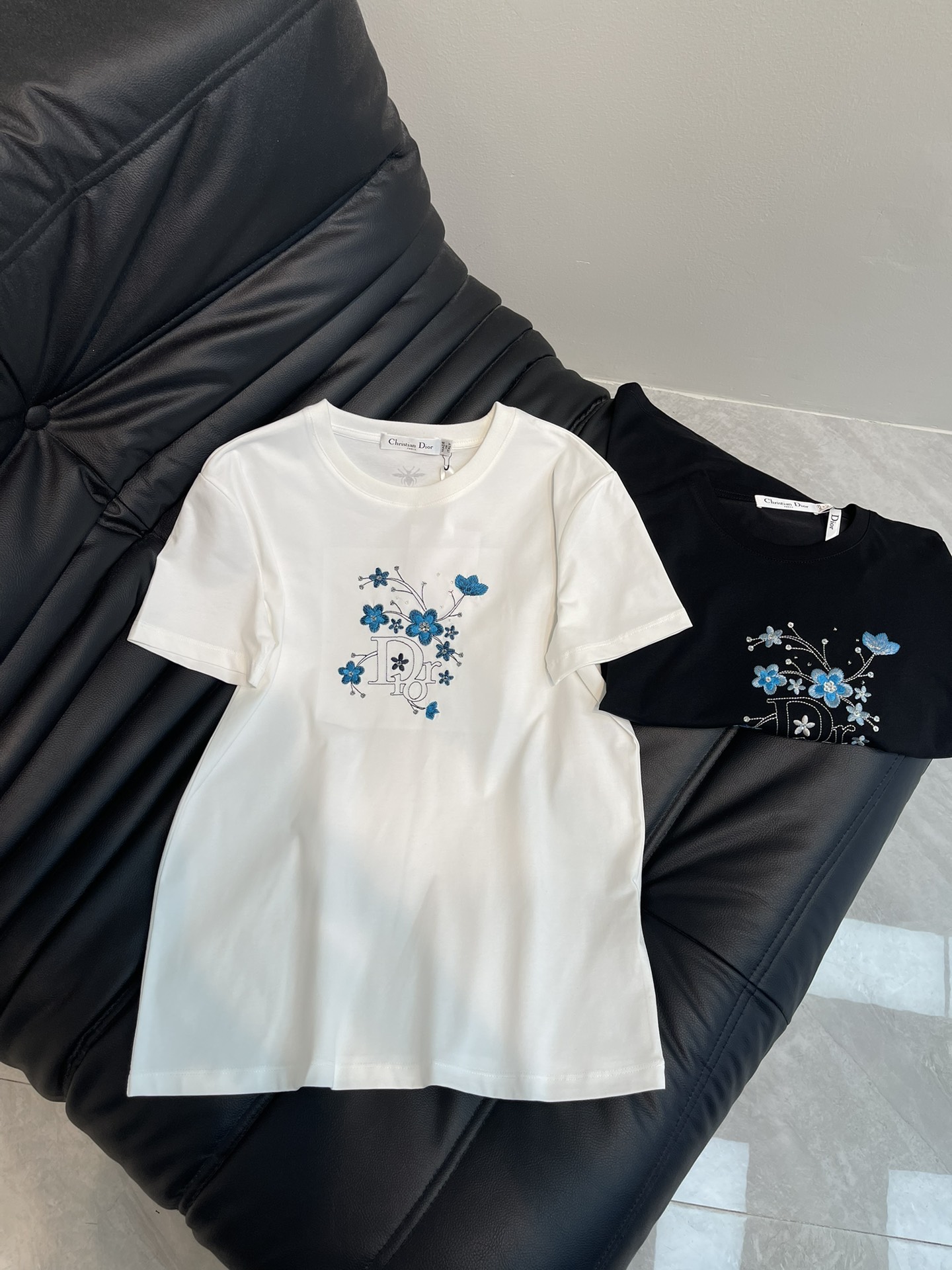 NO:322204,Dio*25 spring and summer new round neck embroidered letter short-sleeved T-shirt Customized YB native cotton material breathable and comfortable, full texture. Regular T-shirt cutting highlights the brand style. Made of gram-weight pure cotton, slightly elastic, and gives a slim visual effect. Threaded edges on the neckline. The iconic logo on the chest is embellished with branches, leaves, flowers and patterns. The thin embroidered sequins sewn. The brand's own simple and fashionable feeling is instantly revealed. White and refreshing. Black style. The inner wear is brilliant and fashionable. SML,,dior,T-shirt,tees,t-shirt,alexander wang19860909Dio*25春夏新款圆领刺绣字母短袖T恤 定制YB原生全棉材质 透气舒适 质感十足 常规T恤裁剪 凸显品牌格调 采用克重纯棉制成 略带有弹力 呈现显瘦视觉效果 螺纹包边于领口 胸前标志性字徽标枝叶花朵花纹点缀 密细刺绣亮片缝制 品牌自带的简约时尚感立现 白色清爽 黑色洋气 格 单穿内搭都出彩时髦 SML,,dior,T-shirt,tees，t-shirt,alexander wang,Women's clothing