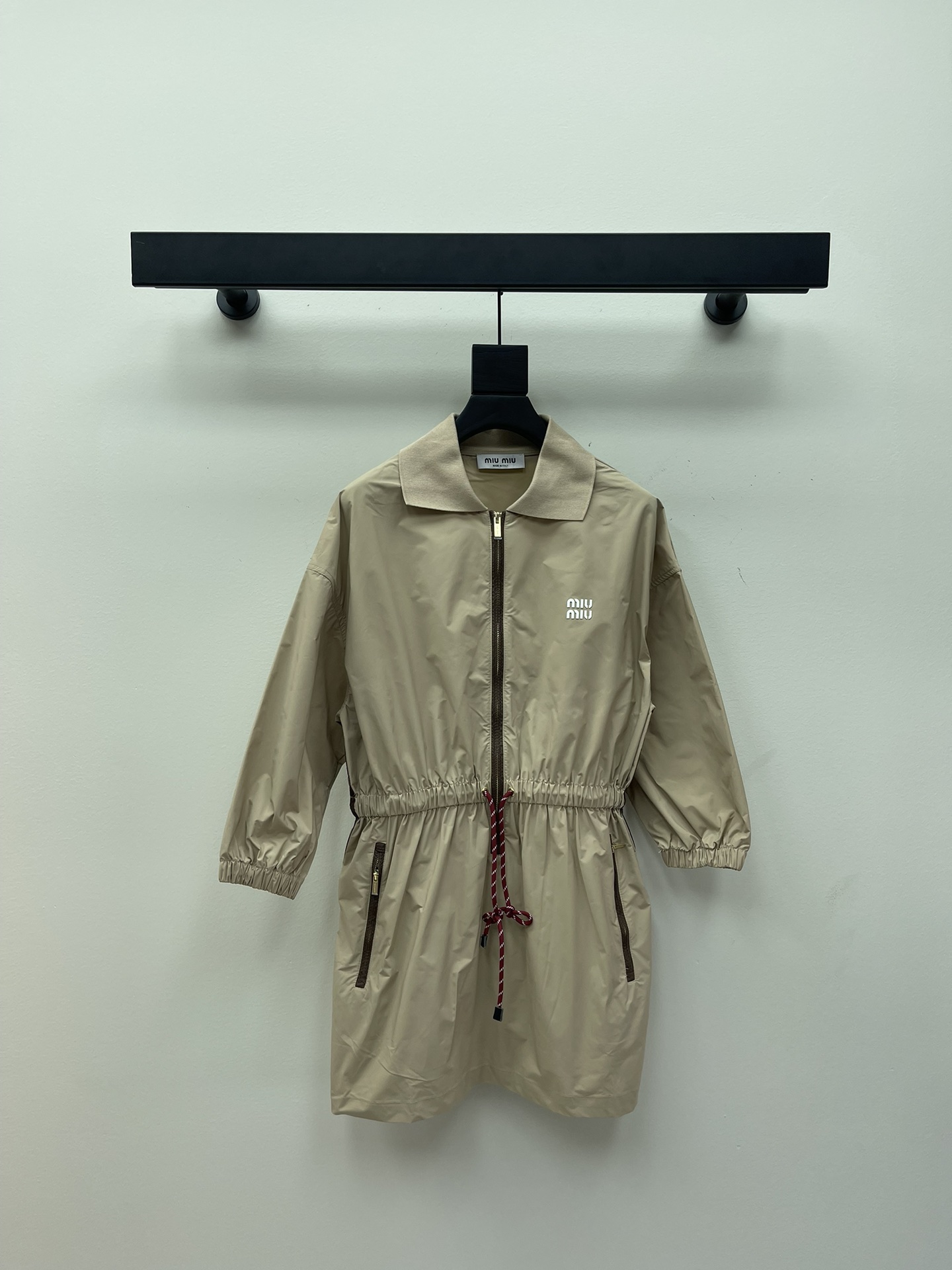 NO:322216,Miumi*25 spring and summer new drawstring work dress Customized YB waterproof and windproof and environmentally friendly recycled nylon material High-quality texture Clever and stylish Zipper half-pallet lapel dress style Loose and comfortable adjustable Waist drawstring red rope attracts eye-catching Full score Easy to divide the upper and lower length ratios Extreme tolerance to the figure Create a casual and relaxed workwear style outfit with a full sense of zipper details in the pockets on both sides of the waist and hips Add casual atmosphere The letter logo enhances the brand style and meets the various needs of commuting and dates. The outfit is more age-reducing and playful SML,,miumiu, skirts,alexander wang19860909Miumi*25春夏新款抽绳工装连衣裙 定制YB防水防风环保再生尼龙材质 质感高级 挺括有型 拉链半开襟翻领连衣裙版型 宽松舒适可调节 腰间抽绳红色绞花吸睛满分 轻松划分上短下长好比例 对身材包容度极高 打造休闲松弛感满分的工装风穿搭 腰胯两侧口袋的拉链细节 增加休闲气息 字母徽标提升品牌格调 满足通勤约会多种需求 穿搭更显减龄俏皮 SML,,miumiu,skirts,alexander wang,Women's clothing