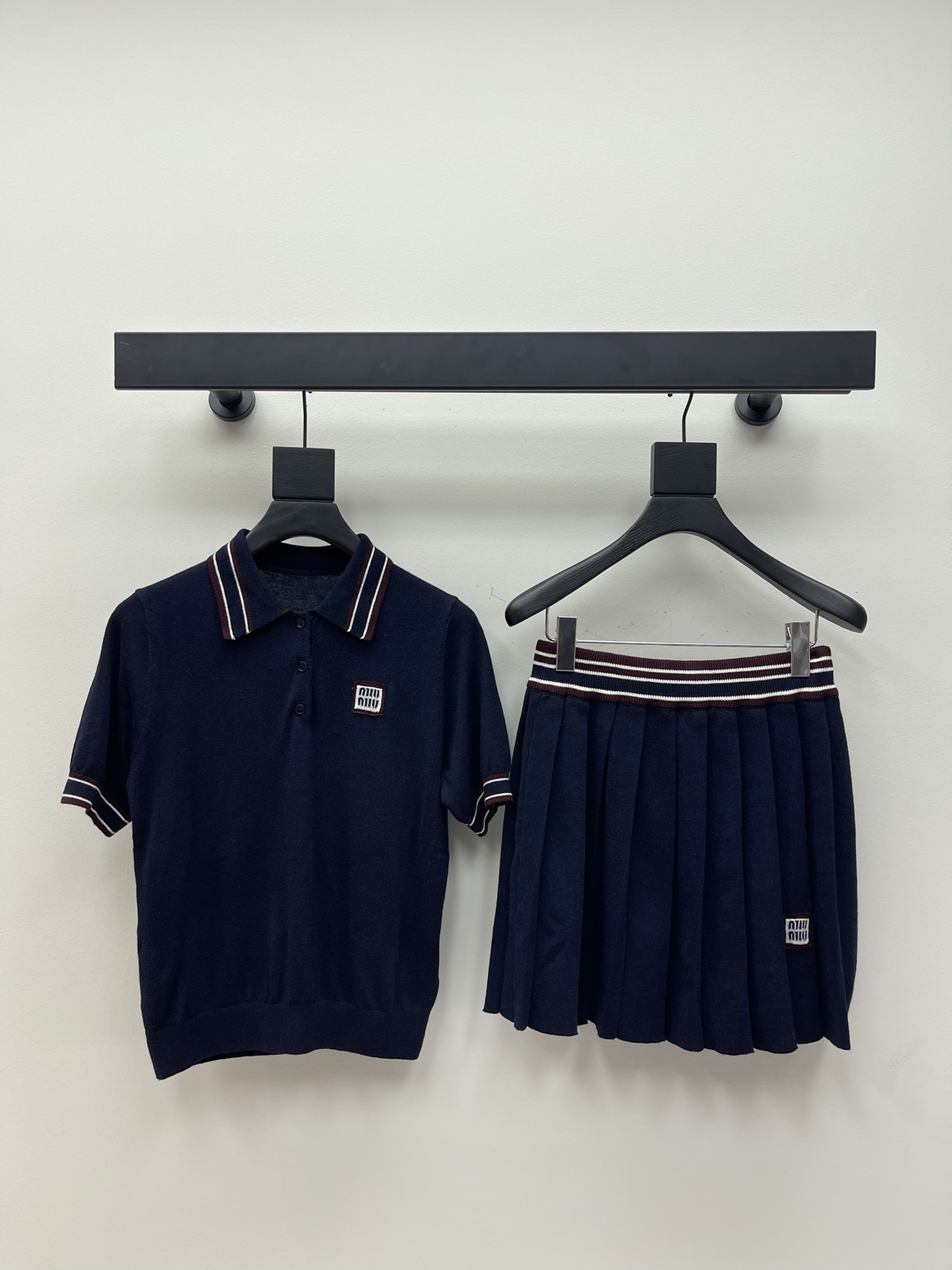 NO:323265,Miumi*25 new lapel knitted short-sleeved top   high-waisted pleated skirt!  It is a must-see style. The layered outfit is also very suitable for girls of all sizes. It is so lovely!  The little fairies who are very high in daily travel rates can easily control them, so I recommend a set to get it!  It's so nice to walk out of the street. SML AA, miumiu, skirts, T-shirt, alexander wang19860909Miumi*25新品翻领针织短袖上衣 高腰百褶短裙！简直就是必眼入的款 叠穿搭配也很适合各种身材的女孩 简直整个爱住！日常出街率超高小仙女们都轻松驾驭,推荐一套入手！穿出街简直太好看了SML AA,,miumiu,skirts,T-shirt,alexander wang,Women's clothing