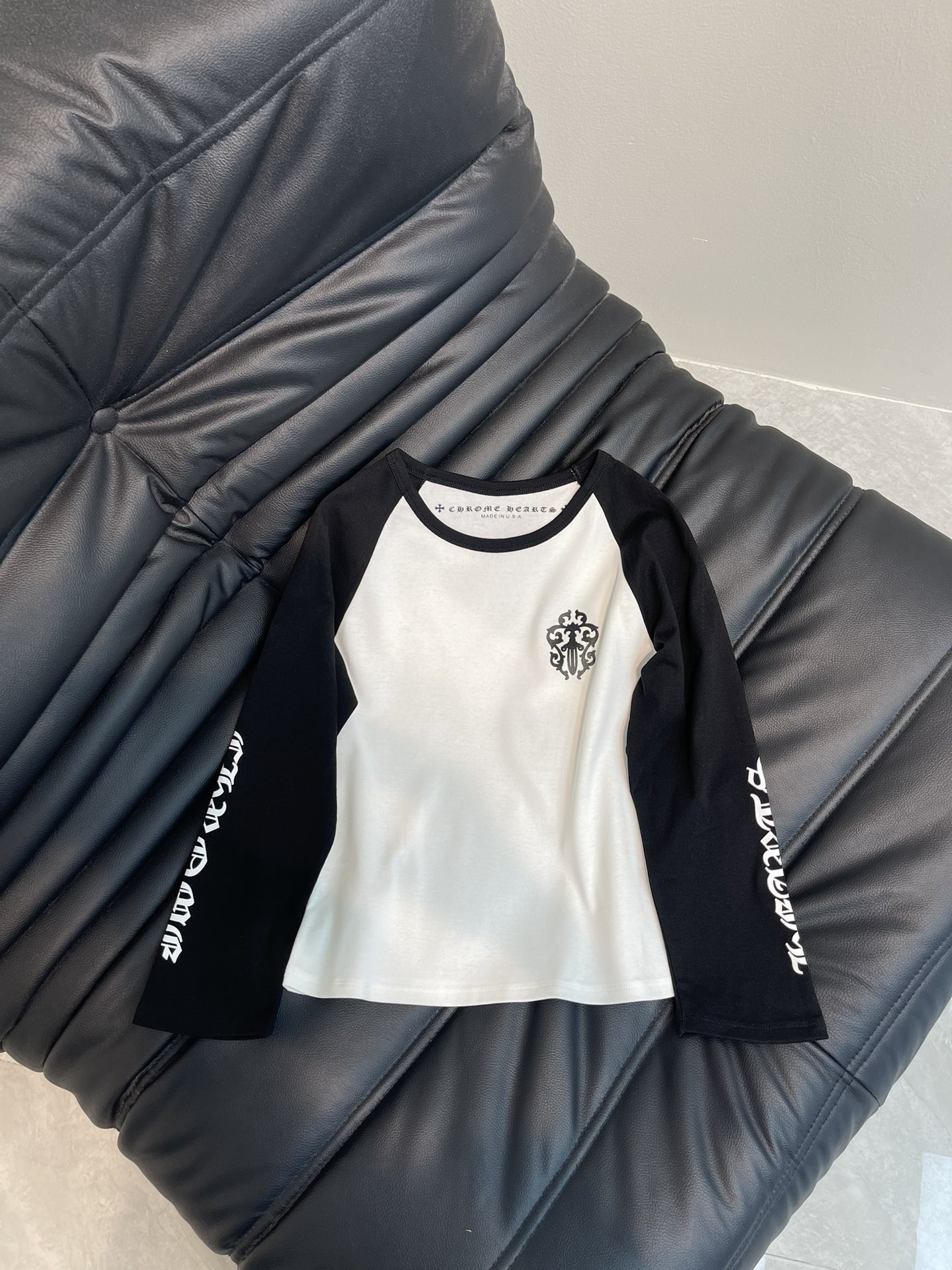 NO:323277,Chrome heart* The long-sleeved T-shirt that fried chicken is invincible, behind it is the highlight. The classic splicing design is perfect for wearing this season. Wear a single pair of shorts, the lower body is missing, and the fabric is invincible and comfortable. It is hard not to love Croxin. No matter how hot it is, it seems that they will like this long-sleeved T-shirt. After all, sun protection and the upper body look very slim. Croxin always gives people a kind of way I don’t wear it intentionally, but I can match it like this. Go downstairs to take out the garbage/take takeout/walk the dog/walking when walking, don’t catch your eyes too much, it’s very suitable for the beach atmosphere. SML AA, chrome hearts, chrome hearts, shorts, tees, t-shirt, alexander wang19860909Chrome heart* 炒鸡无敌喜欢的克罗心长袖T,背后是亮点 ,不过时的经典拼接设计,这个季节穿简直是完美,单穿一件配个短裤,下半身玩失踪,面料也是无敌舒服,很难不爱的克罗心,不管多热,好像都会喜欢这种长袖T恤,毕竟防晒,上身也很显瘦,克罗心这件总能给人一种我没有刻意穿搭就是平常就这么会搭配的,下楼倒垃圾/拿外卖/遛狗/散步不要太抓眼,很适合海边氛围感. 码数SML AA,,chrome hearts,chrome hearts,shorts,tees，t-shirt,alexander wang,Women's clothing