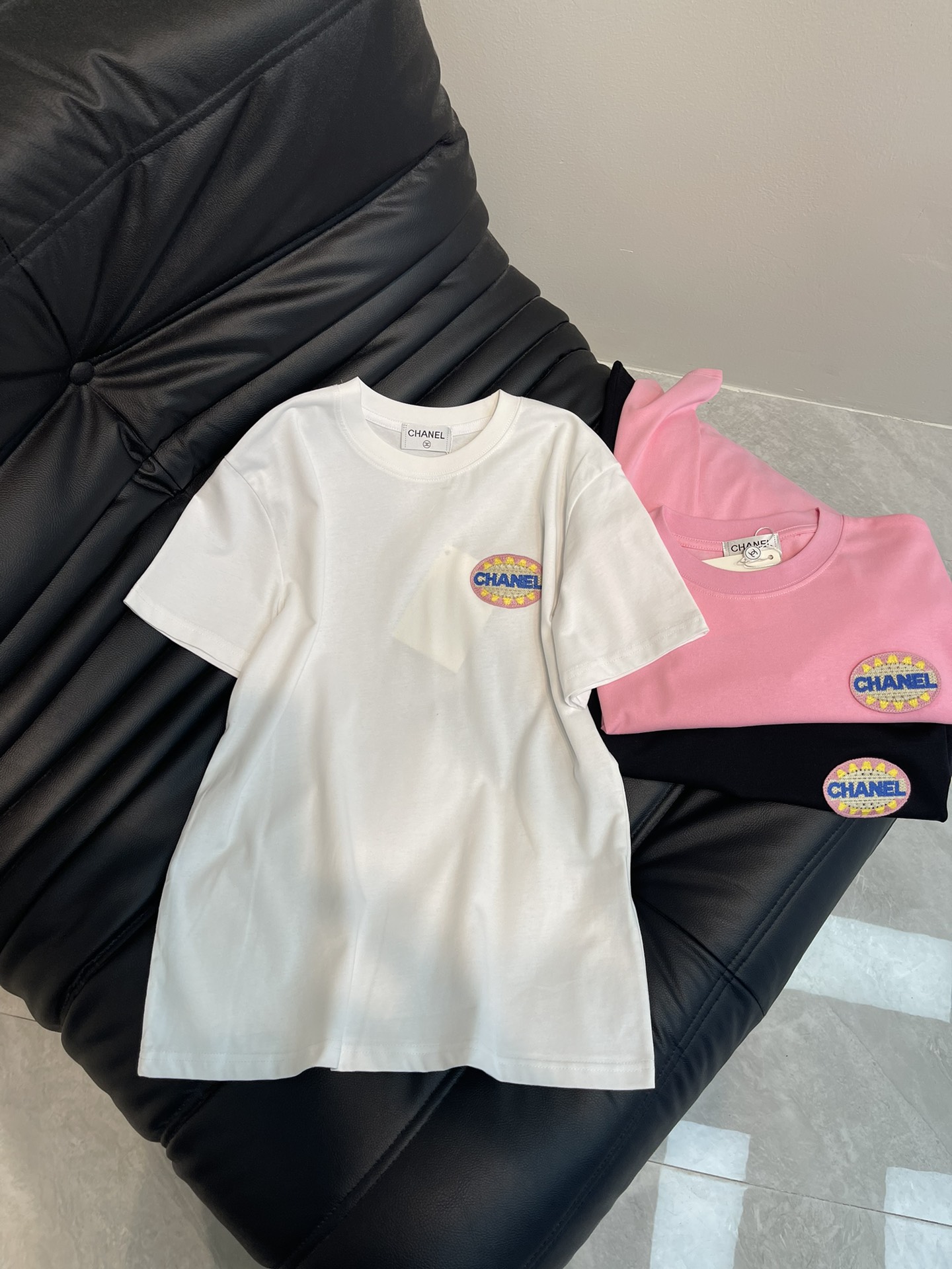 NO:321704,Chane*25 spring and summer new small logo embroidered short-sleeved T-shirt!  Imported pure cotton fabric, the classic style is versatile and not picky, and the upper body is very beautiful!  SML A, chanel, T-shirt,tees, t-shirt,alexander wang19860909Chane*25春夏新款小logo刺绣短袖T恤！进口纯棉面料,经典版型百搭不挑人,上身非常漂亮！SML A,,chanel,T-shirt,tees，t-shirt,alexander wang,Women's clothing