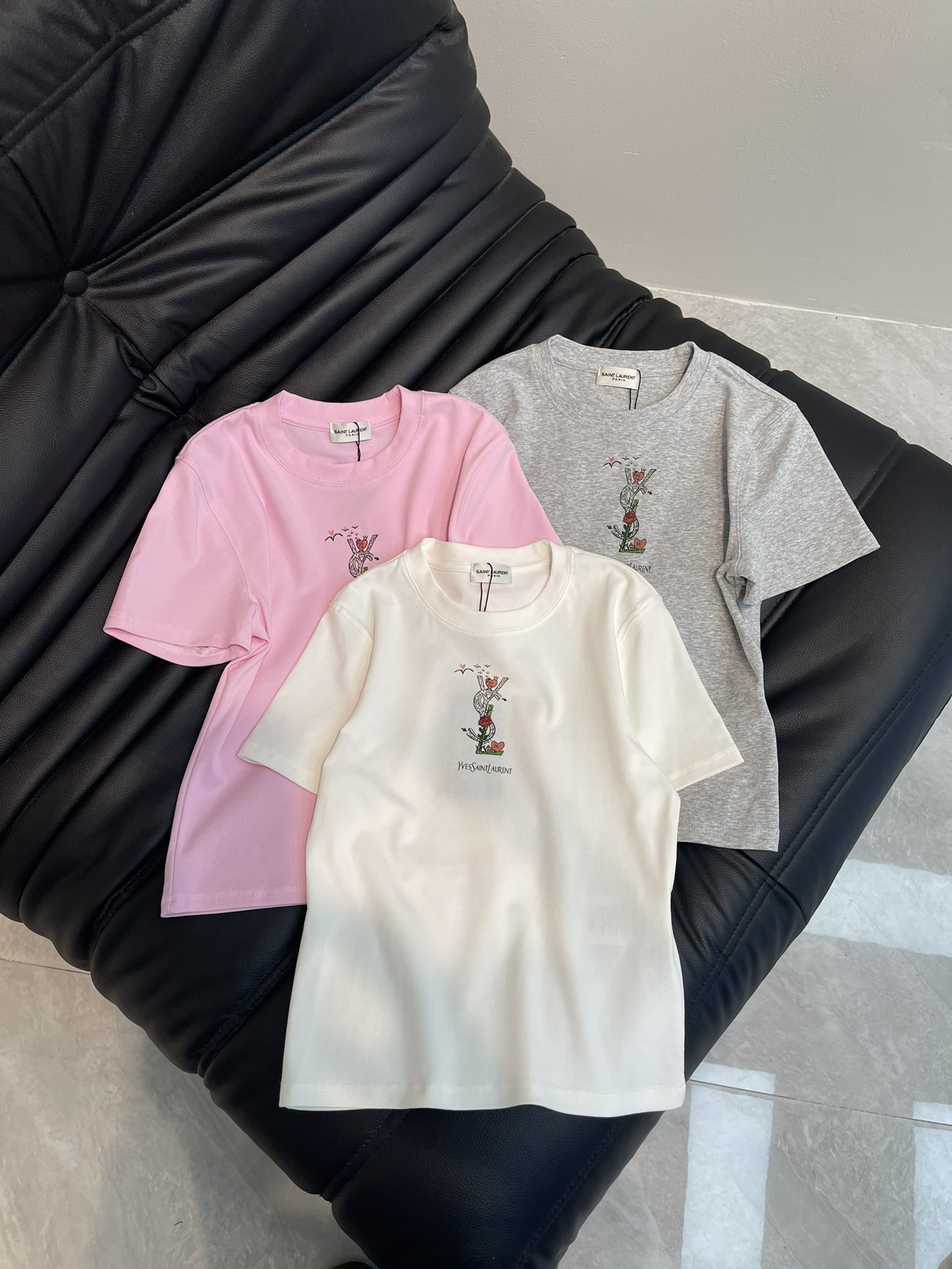 NO:321707,Ysl*25 spring and summer new elastic small version letter small print short-sleeved T-shirt!  Imported pure cotton fabric, the classic style is versatile and super slim, and the upper body is very beautiful!  SML A, saint laurent,T-shirt,tees,t-shirt,alexander wang19860909Ysl*25春夏新款弹力小版字母小印花短袖T恤！进口纯棉面料,经典版型百搭超显瘦,上身非常漂亮！SML A,,saint laurent,T-shirt,tees，t-shirt,alexander wang,Women's clothing