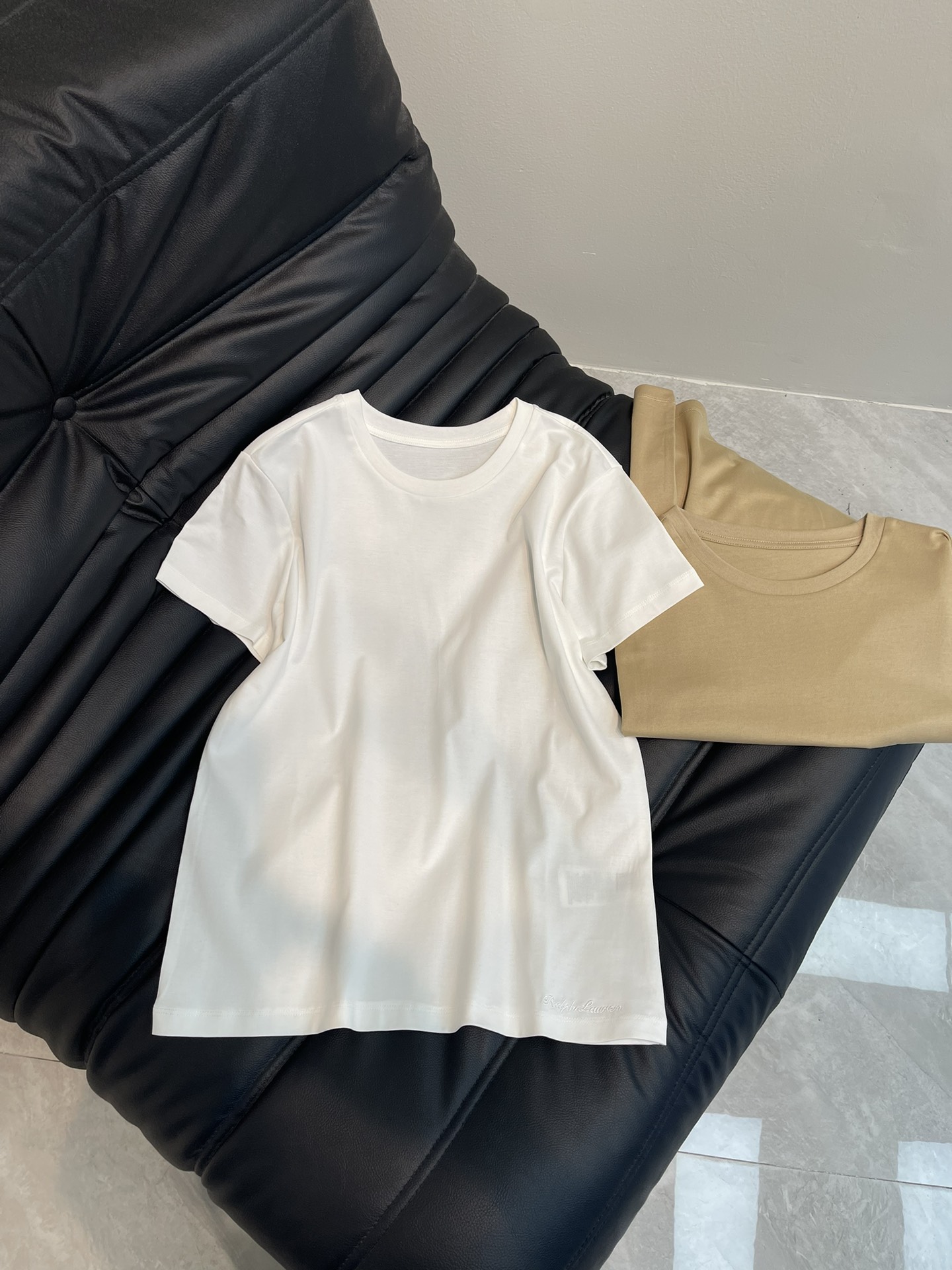 NO:322781,Ralph Laure*Raf*25 Spring and Summer New Product Solid Color RL Hem Embroidery Pattern Round Neck Short Sleeve T-shirt Classic Letter Pattern Embroidery is beautiful while being more durable. The fabric is soft and comfortable. The upper body is slim and slim. It is versatile and easy to wear. Fresh and simple outfits are really a favorite. Daily outfits are very needed. SML AA,,loro piana,T-shirt,tees,t-shirt,alexander wang19860909Ralph Laure*拉夫*25春夏新品纯色RL下摆刺绣图案圆领短袖T恤 经典字母图案刺绣美观的同时更经久耐穿 面料柔软舒适 版型上身修身显瘦 百搭大气又好穿 清新简约的穿搭真的很爱 日常穿搭太需要了 SML AA,,loro piana,T-shirt,tees，t-shirt,alexander wang,Women's clothing