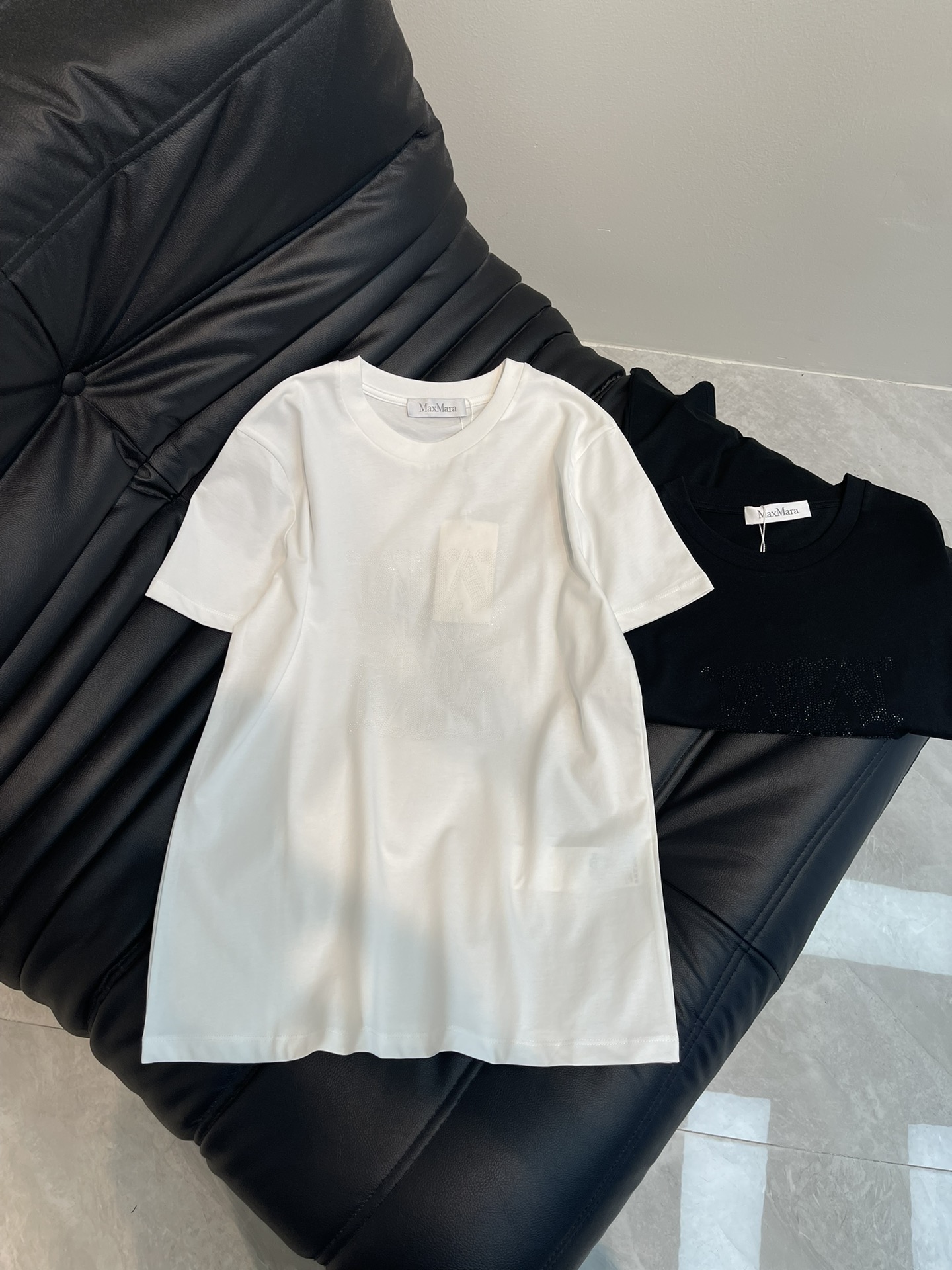 NO:322221,Maxmar*25 spring and summer new heavy industrial rhinestone round neck short-sleeved T-shirt custom YB native cotton material breathable and comfortable, full texture Loose T-shirt cut highlights the brand style Made of gram-weight pure cotton with a slight elasticity Presents a slim visual effect The brand logo pattern is outlined with rhinestones on the chest, rich visual effects, create an elegant and gorgeous personality style The brand's high-end design feel is full, and the inner wear is brilliant and fashionable SML A,,T-shirt,tees,t-shirt,alexander wang19860909Maxmar*25春夏新款重工水钻圆领短袖T恤 定制YB原生全棉材质 透气舒适 质感十足 宽松T恤裁剪 凸显品牌格调 采用克重纯棉制成 略带有弹力 呈现显瘦视觉效果 胸前以水钻勾勒出品牌徽标图案 排列丰富视觉效果 打造优雅华丽的个性风格 品牌高级设计感拉满 单穿内搭都出彩时髦 SML A,,T-shirt,tees，t-shirt,alexander wang,Women's clothing