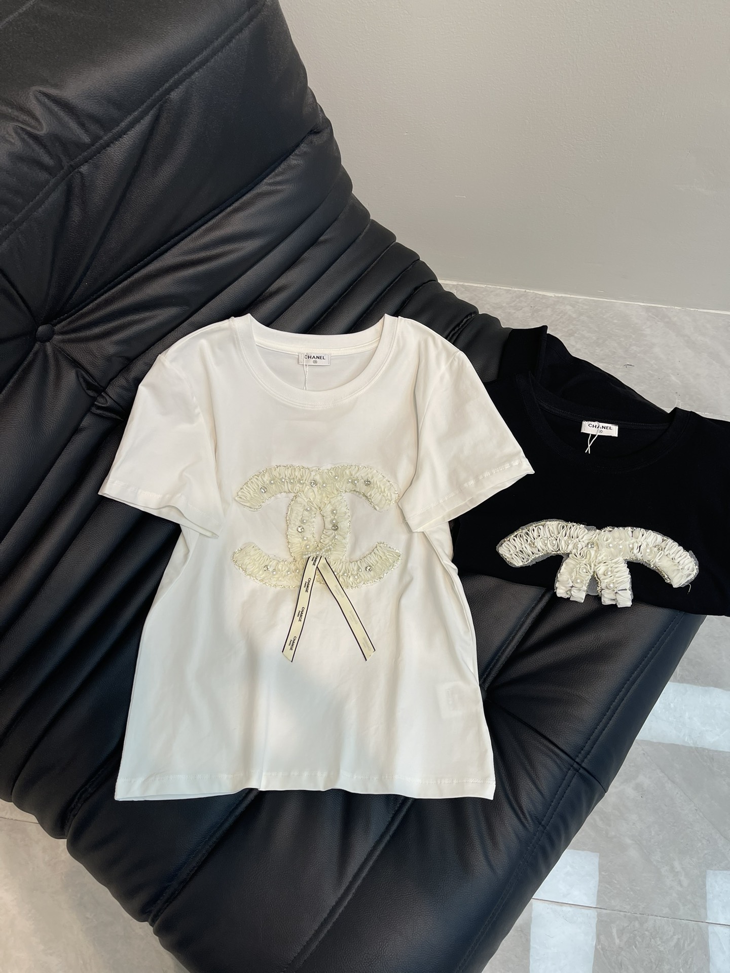 NO:322795,CHANE*25 spring and summer new double C flower patch embroidered short-sleeved T-shirt, high-end imported mercerated cotton fabric, the classic style is versatile and not picky, and the upper body is very beautiful!  SML, chanel, T-shirt,tees, t-shirt,alexander wang19860909CHANE*25春夏新款双C花朵贴布绣短袖T恤,高级进口丝光棉面料,经典版型百搭不挑人,上身非常漂亮！SML,,chanel,T-shirt,tees，t-shirt,alexander wang,Women's clothing