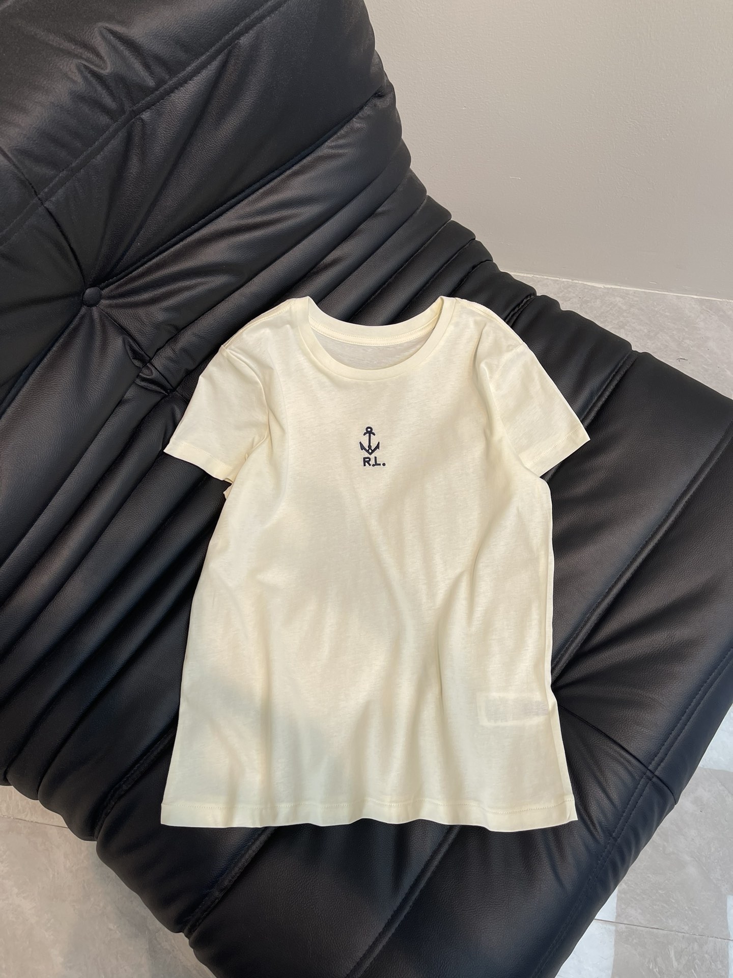 NO:322778,Ralph Laure*Raf*25 Spring and Summer New RL Embroidery Pattern Round Neck Short-Sleeve T-shirt Classic Letter Pattern Embroidery is beautiful while being more durable. The fabric is soft and comfortable. The upper body is slim and slim. It is versatile and easy to wear. Fresh and simple outfits are really a favorite. Daily outfits are very needed. SML, loro piana, T-shirt,tees, t-shirt,alexander wang19860909Ralph Laure*拉夫*25春夏新品RL刺绣图案圆领短袖T恤 经典字母图案刺绣美观的同时更经久耐穿 面料柔软舒适 版型上身修身显瘦 百搭大气又好穿 清新简约的穿搭真的很爱 日常穿搭太需要了 SML,,loro piana,T-shirt,tees，t-shirt,alexander wang,Women's clothing