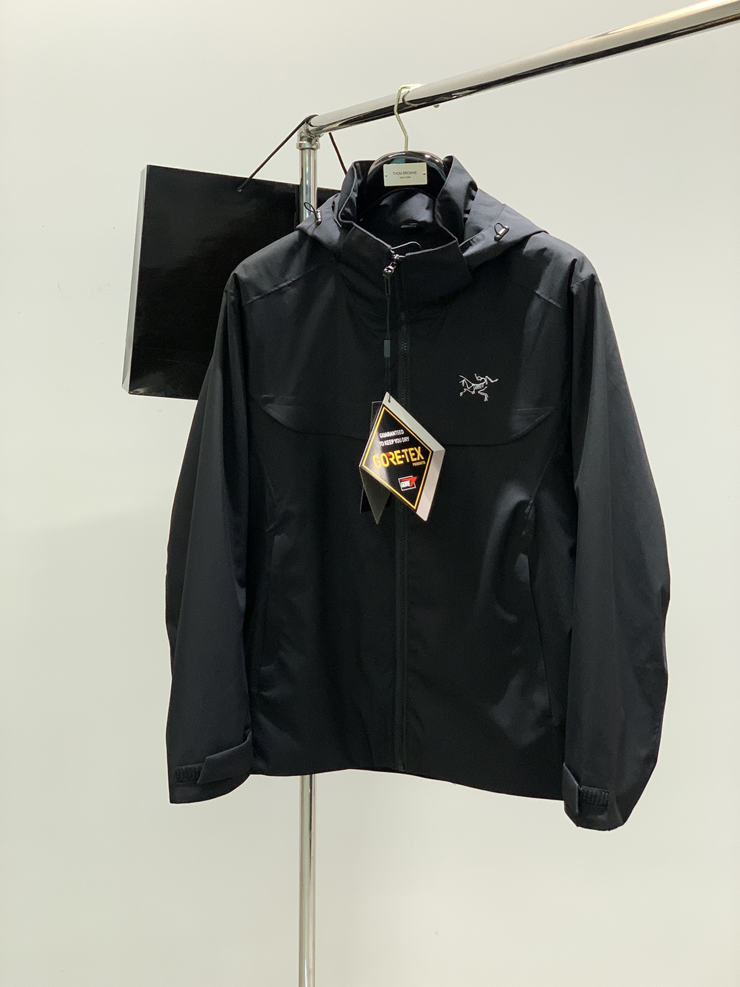 NO:132685,,ARCTERYX Archaeoptera bird, 2025 spring AW new product, fashionable and casual hooded jacket, special counters are available at the same time, original singles, imported original fabrics, extremely complex craftsmanship, quite elegant and fashionable visuals, noble and elegant, from the main fabric to the detailed craftsmanship, highlighting the ingenuity of fashion, 3 colors recommended codes M-5xl, arc'teryx, jackets & coats,hats,alexander wang19860909,ARCTERYX 始祖鸟,2025春季AW新品,时尚休闲连帽外套,专柜同步有售,原单狠货,进口原版面料,工艺极度复杂,视觉相当雅致时髦,高贵而优雅,从主体面料到细节工艺,彰显时装的匠心所在,3色推荐码数M-5xl,arc'teryx,jackets & coats,hats,alexander wang,Men's clothing