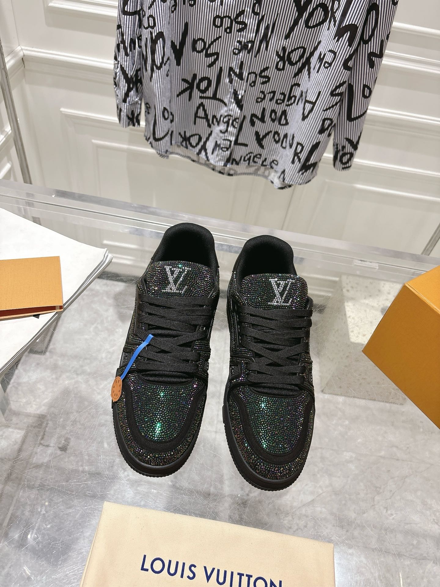 NO:237115,Top version #Couple model equipped with a full set of aviation aircraft box packaging 2025 hot LV full diamond series latest couple sports shoes. The quality is upgraded again and the details are superb. It's simply too good to look!  The official website is available for sale and immediately grabbing the whole model in ten minutes. TPU outsole, mold fee 2w  texture comparable to the original version. Polympic micro-material and breathable British mesh fabric. The original details are consistent. Please pay attention to distinguish between the market currency materials. Size women 35-39, men's size 39-45M, casual shoes/sports shoes, louis vuitton, sneakers19860909顶级版本 #情侣款 配有全套航空飞机盒包装2025爆款LV 满钻 系列最新情侣款运动鞋 品质再次升级、细节超赞 简直不要太好看！官网开售十分钟立刻抢光光的款. TPU大底、模具费2w  质感媲美原版 垫脚聚米微料加透气英伦网布 细节原版一致 请注意区分市面通货材料 Size女35-39 男码39-45M,休闲鞋/运动鞋,louis vuitton,sneakers,Women's Shoes