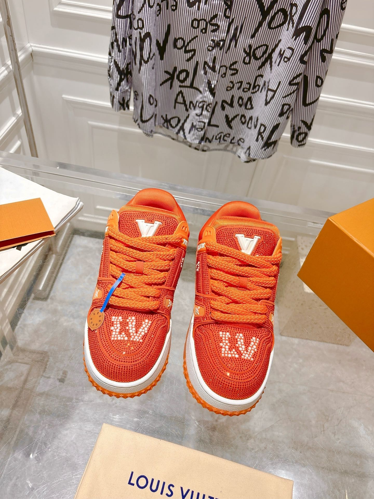 NO:237104,Top version #Couple model equipped with a full set of aviation aircraft box packaging 2025 hot LV full-diamond chubby bread shoes series latest couple sports shoes. The quality has been upgraded again and the details are super good-looking!  The official website is available for sale and immediately grabbing the whole model in ten minutes. TPU outsole, mold fee 2w  texture comparable to the original version. Polympic micro-material and breathable British mesh fabric. The original details are consistent. Please pay attention to distinguish between the market currency materials. Size women 35-39, men's size 39-45M, casual shoes/sports shoes, louis vuitton, sneakers19860909顶级版本 #情侣款 配有全套航空飞机盒包装2025爆款LV 满钻胖嘟嘟面包鞋 系列最新情侣款运动鞋 品质再次升级、细节超赞 简直不要太好看！官网开售十分钟立刻抢光光的款. TPU大底、模具费2w  质感媲美原版 垫脚聚米微料加透气英伦网布 细节原版一致 请注意区分市面通货材料 Size女35-39 男码39-45M,休闲鞋/运动鞋,louis vuitton,sneakers,Women's Shoes