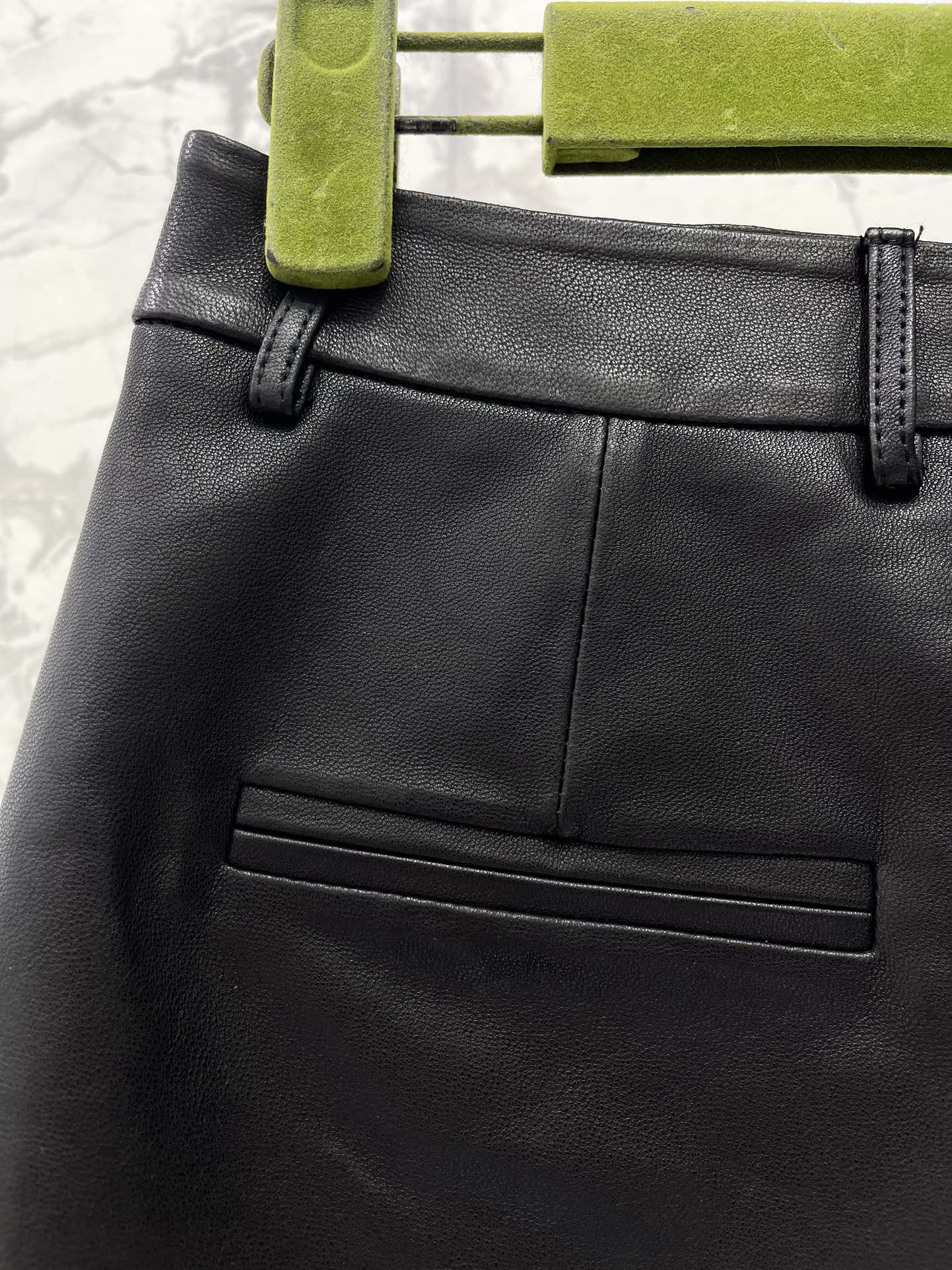 𝗚𝗨𝗖𝗖* 古驰春夏款重工皮裤

这条皮裤裤子，简直是时尚与工艺的完美碰撞，让人一眼万年！👀

从选材到