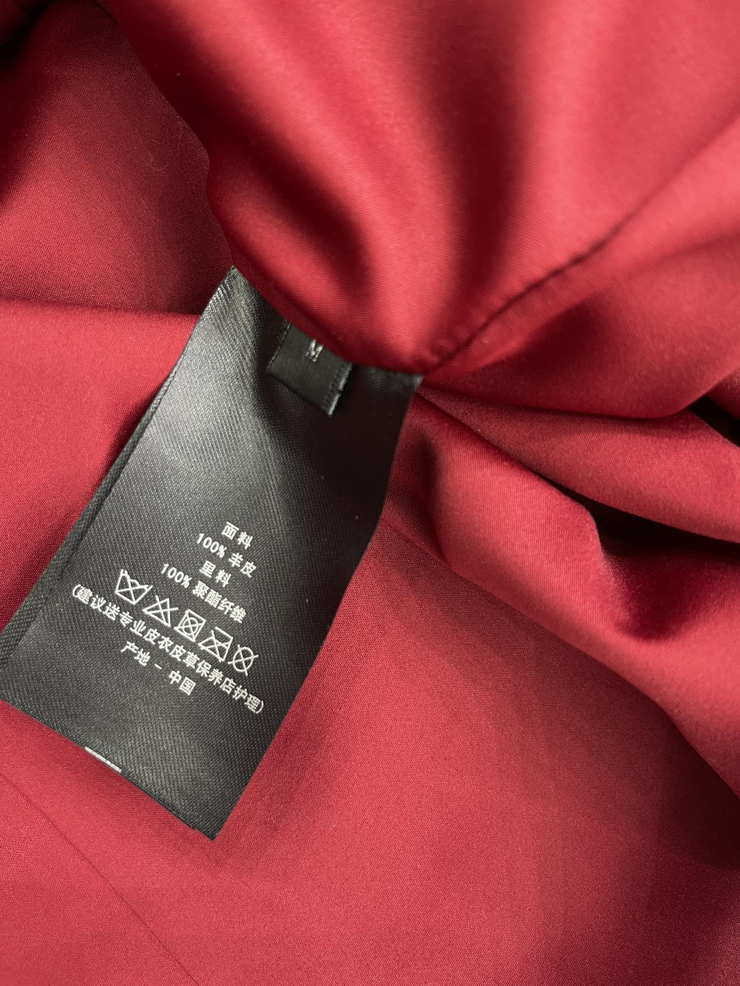 𝗚𝗨𝗖𝗖* 古驰春夏款修身收腰短款皮衣外套

版型吧！修身收腰的设计，简直是为咱们这些小蛮腰姐妹们量身定