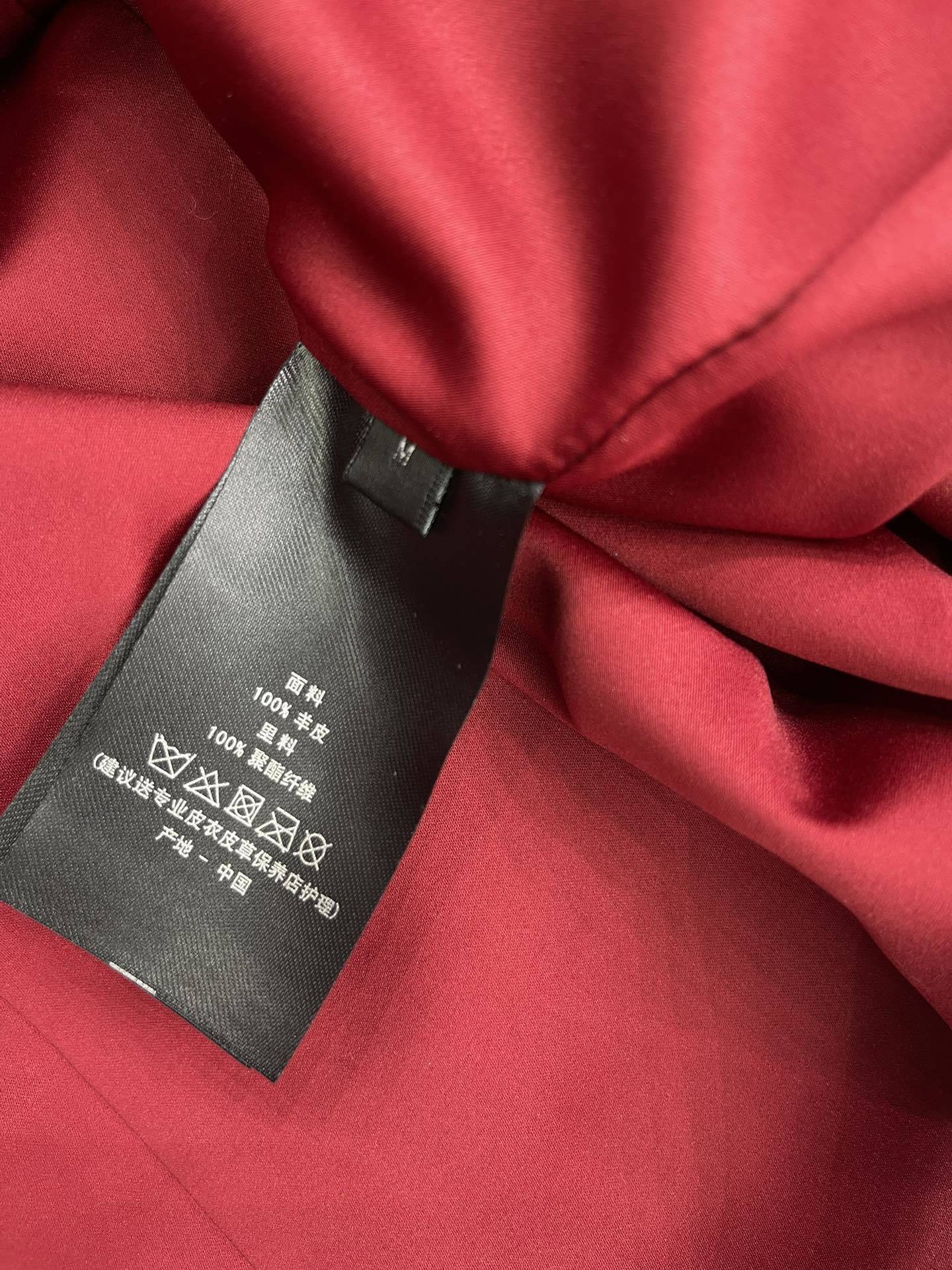 𝗚𝗨𝗖𝗖* 古驰春夏款重工皮裤
这条皮裤裤子,简直是时尚与工艺的完美碰撞,让人一眼万年!👀
从选材到