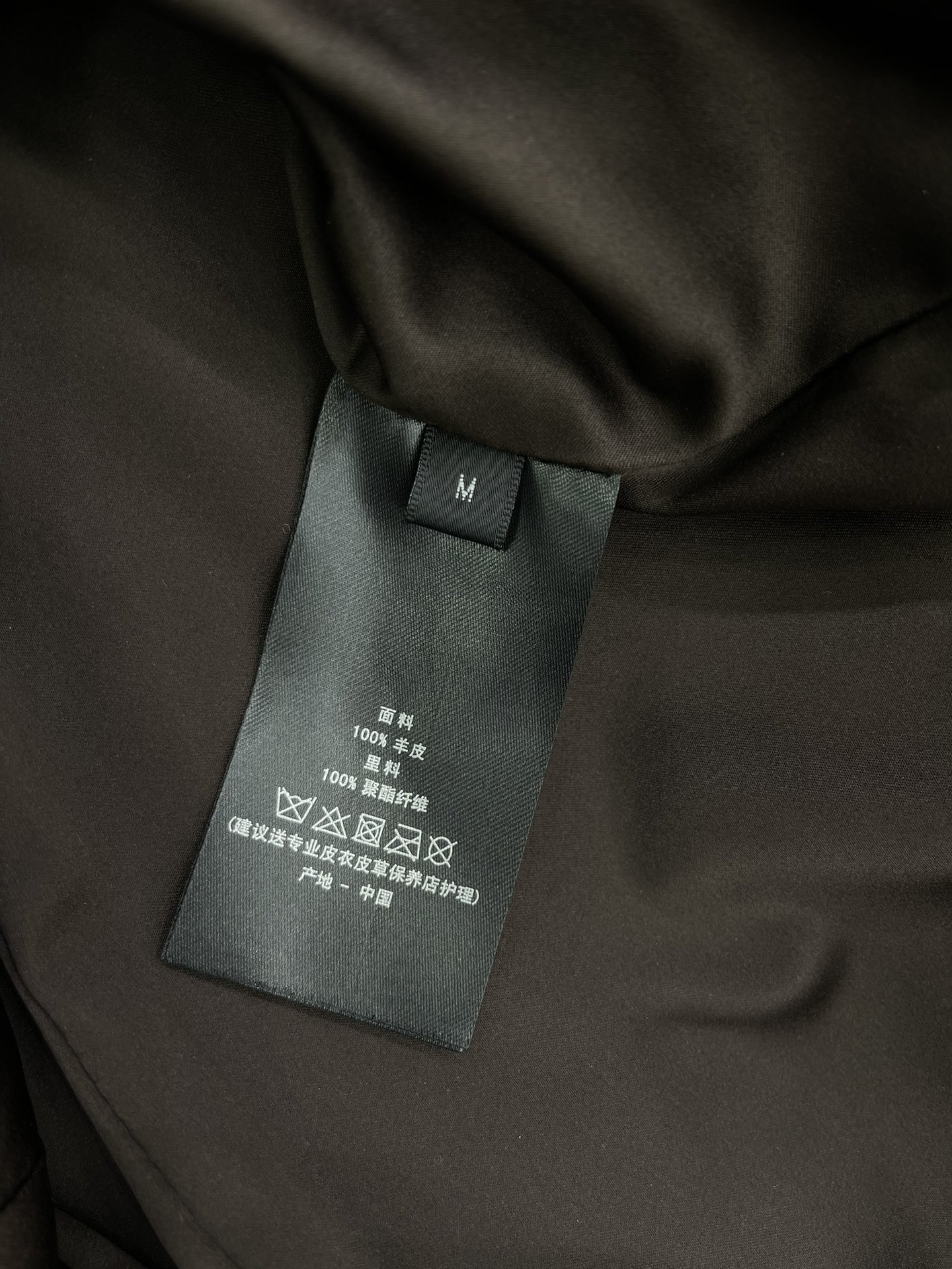 𝗚𝗨𝗖𝗖* 古驰春夏款重工皮裤

这条皮裤裤子，简直是时尚与工艺的完美碰撞，让人一眼万年！👀

从选材到