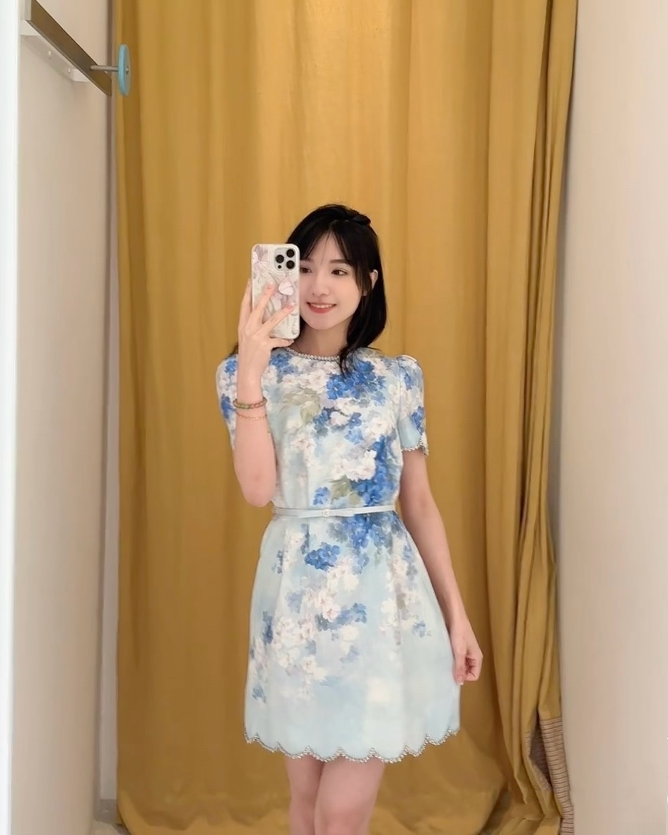 NO:328223,Short and long new model G25030367 ZIMMERMAN*Zimmerman Australian brand High-end custom cotton-linen blend fabric, high-end heavy industry diamond-inlaid beads wavy edge blue flower print with bow belt waist slimming puff sleeve short-sleeved dress!  1.2.3.4/SMLXL, short 2 size bust 96, sleeve length 25, skirt length 86, long 2 size bust 94, sleeve length 24, skirt length, skirt length, skirt, skirt, T-shirt, alexander wang19860909短款长款新增长款款号G25030367 ZIMMERMAN*兹默曼澳洲品牌 高端定制棉麻混纺面料、高级感重工镶钻钉珠波浪边蓝色花朵印花搭配蝴蝶结腰带收腰显瘦泡泡袖短袖连衣裙！1.2.3.4/SMLXL, 短款2码胸围96,袖长25,裙长86 长款2码胸围94,袖长24,裙长,,skirts,T-shirt,alexander wang,Women's clothing