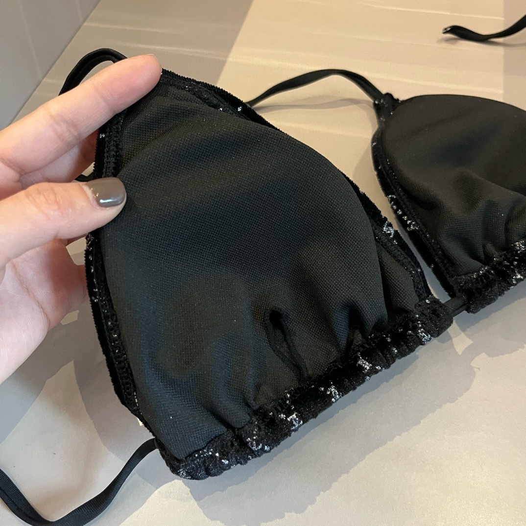 。

Chanel香奈儿灯芯绒比基尼👙S M L XL