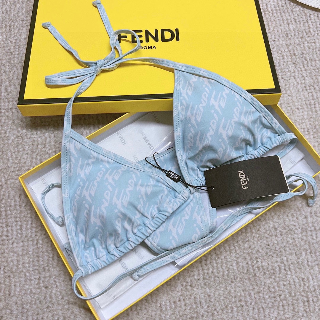 。
芬迪Fendi 比基尼👙 上身超级棒！同步各大专柜发售，自然而然呈现时尚感！十分减龄，具有年轻活力。