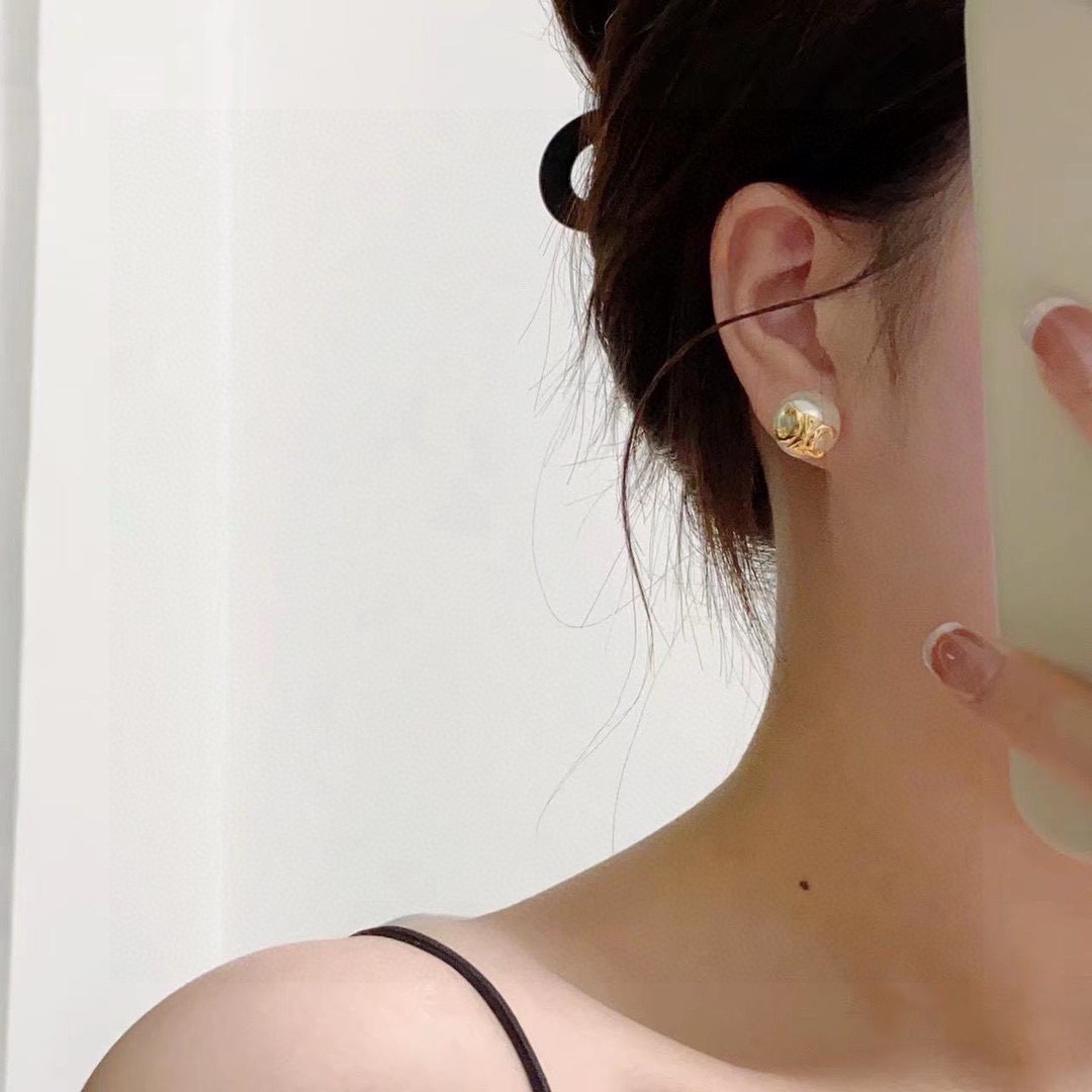 Celine Triomphe Pearl Stud Earrings - Elegant & Timeless Design 3 i1741008456 2894 1