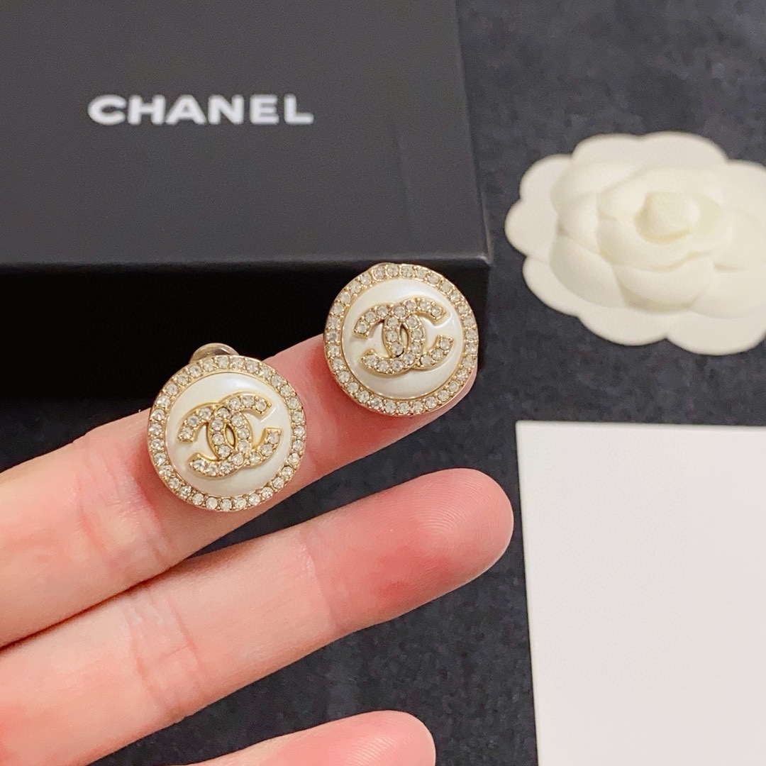NO:111856,Chanel Chanel Double C stud earrings are all very beautiful and versatile fashion items. Daily styles, very modified face shape, very classy and elegant. The fragrant earrings are really so exquisite and ladylike. Really, brass material 9.25 silver needles, jewelry quality, chanel, chanel19860909Chanel 香奈儿双C耳钉 这款随意搭配都是非常好看百搭时尚单品 日常款 很修饰脸型 很上档次的 很优雅气质 香香的耳钉实在是太精致了、淑女大气 真的 黄铜材质 9.25银针,饰品精品,chanel,chanel,Jewelry