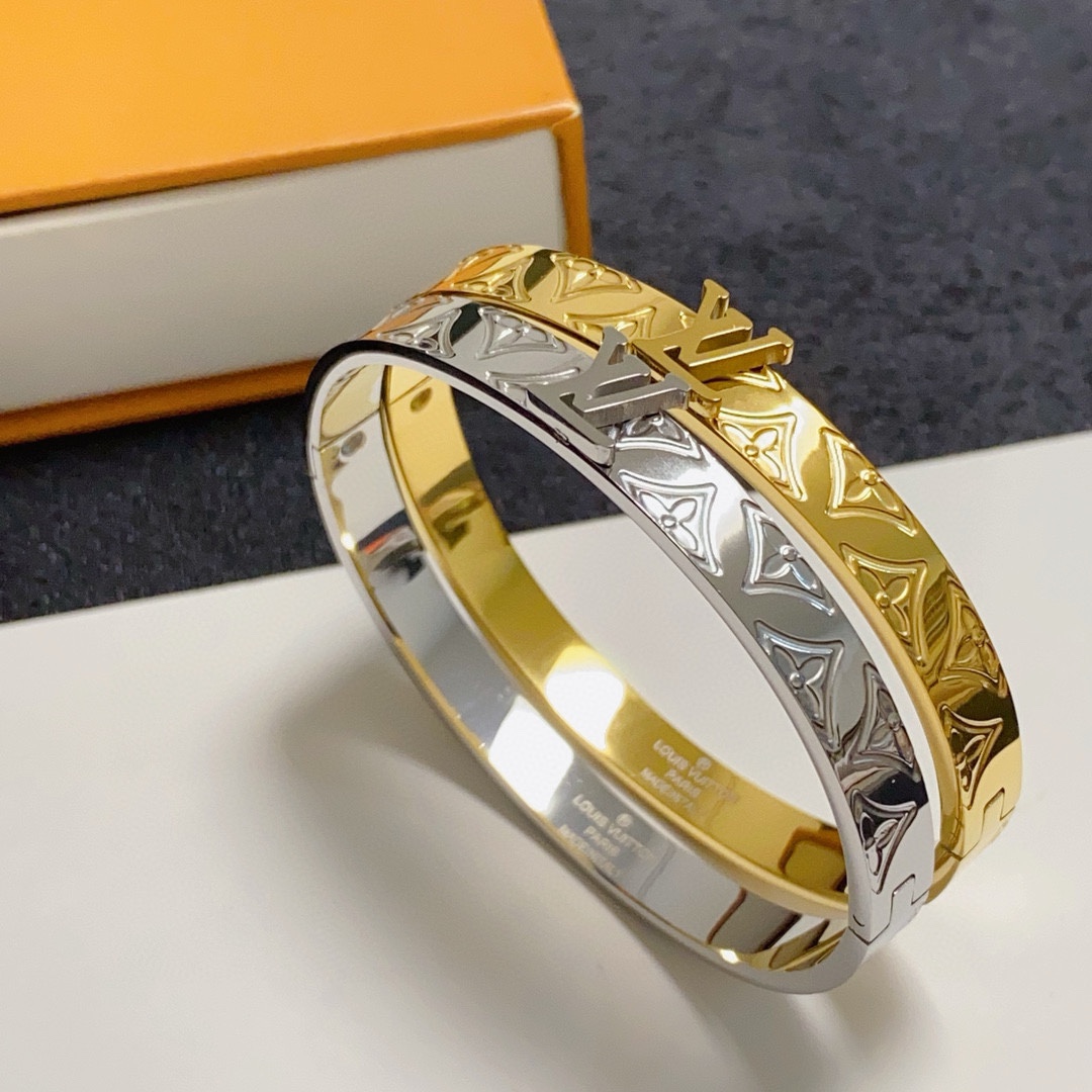 NO:111859,New product, original single product, LV letter printed four-leaf clover engraving with logo bracelet Louis Vuitton, Louis Vuitton, counter consistent material, hot products shipped, unique design, retro avant-garde. Bracelet 14K seiko color protection version has been loved by MM since its launch. Every color has its unique brilliance!  The effect is very good!  The smallest one!  More durable than ordinary models, beautiful skin tone, fine jewelry, louis vuitton, louis vuitton, louis vuitton, bracelet19860909新品 原单货 LV字母印花四叶草雕刻带logo手镯Louis Vuitton 路易威登 专柜一致材质 火爆款出货 设计独特 复古前卫.手镯14K精工保色版 从上市以来一直深受MM喜爱每一种颜色都有它独一无二的光彩！上手效果非常好看！最细小的一款！比普通款更耐看显肤色白皙,饰品精品,louis vuitton,louis vuitton,louis vuitton,bracelet,Jewelry