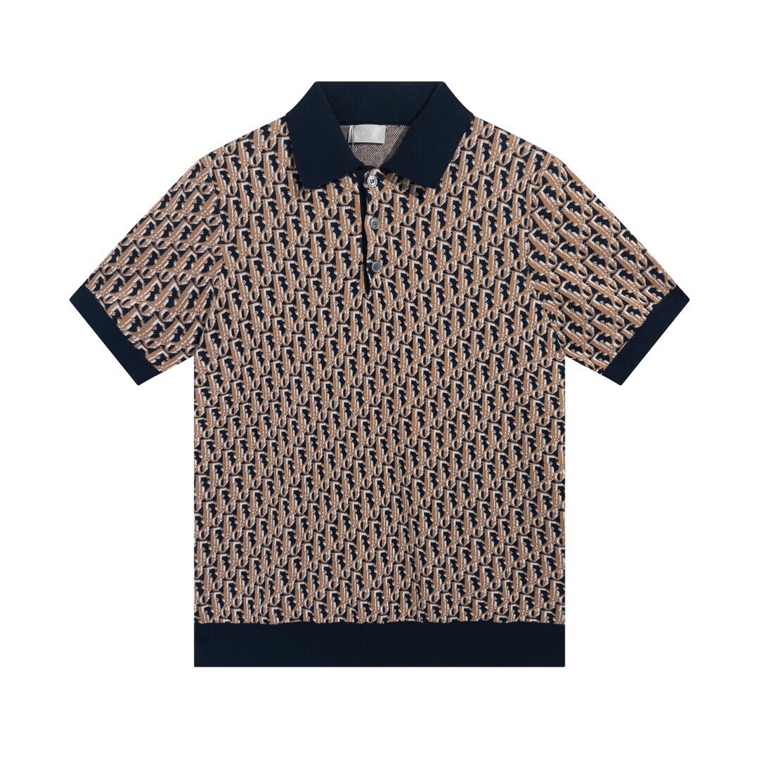 P165



. 全年有货不下架
正确版本 Dior 提花针织 Polo 衫 织片采用德国进口施托尔毛织机制成 通体标志性的 Oblique 印花 直筒剪裁 定制同面料底色蓝色一致的扁机领 开模定制刻字Logo珍珠母贝纽扣 全网独家版本 定制官网一致洗水麦 全套包装辅料 
码数XS-L