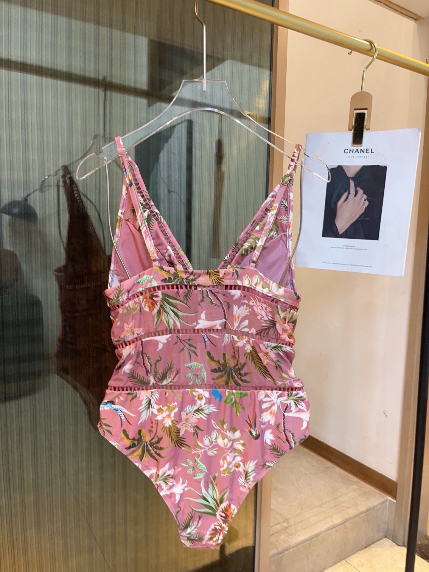 。
Gucci古奇连体泳衣👙❤️😍🥰适合多种场景的游泳衣🏊‍♀️海边 游泳池 温泉 水上乐园 漂流都可以