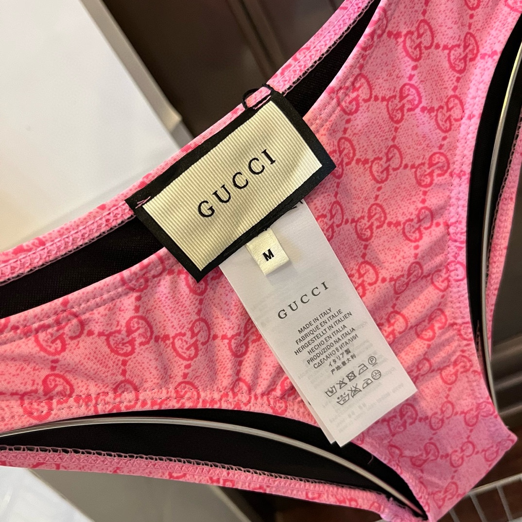 。
Gucci古奇 新款连体泳衣  😍🥰适合多种场景的游泳衣🏊‍♀️海边 游泳池 温泉 水上乐园 漂流都