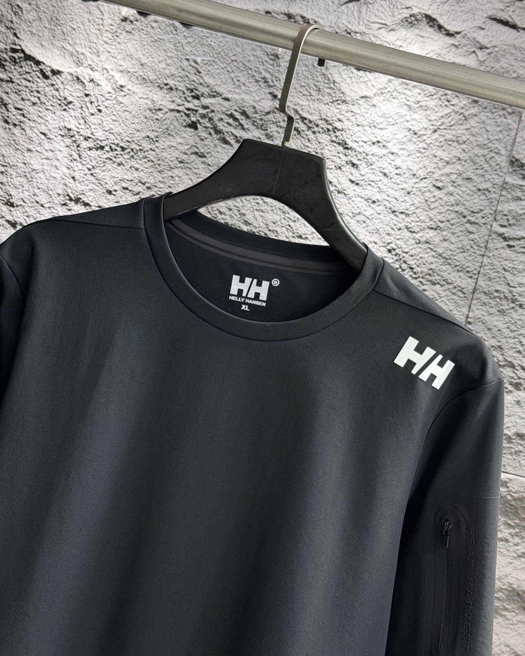 供💰110控💰130【顶级面料】
探索户外新风尚,HELLY HANSEN 2025
航海风格,户外必备
1️⃣在这个春意盎然的季节,HELLY HANSEN 2025款户外圆领印花长袖T恤,带你开启一段全新的户外探险之旅。无论是户外运动还是日常休闲,这款T恤都是你的理想选择。
四面弹力,舒适体验
2️⃣采用100%聚酯纤维的科技面料,手感柔软细腻,四面弹力设计让你在任何动作中都能保持舒适自如。超强的吸湿排汗性能,让你在运动中保持干爽,享受每一次户外活动。
防晒保护,安心出行
3️⃣拥有UPF50+的防晒指数,这款T恤为你提供全面的紫外线防护,无论是阳光明媚的海滩还是山间小径,都能安心出行,尽情享受户外乐趣。
简约设计,时尚百搭
4️⃣后背的简约航海风格 ,不仅增添了一份独特的时尚感,更彰显了品牌的经典与传承。无论是搭配短裤还是牛仔裤,都能轻松驾驭,展现你的个人风格。
,运动休闲,两相宜
5️⃣无论是跑步、徒步还是日常出行,这款T恤都能完美适应。让你在享受运动的同时,也能保持时尚与舒适
立即入手,开启你的户外新风尚
颜色,白色,青绿色,藏青色,黑色
尺码尺码建议 SIZE GUIDE
尺码 胸阔 肩宽 衫长 身高cm 体重(斤)
M 51.5 42 67 155-160 80-100
L 53.5 43.2 69 160-165 100-120
XL 55.5 44.4 71 165-170 120-140
2XL 57.5 45.6 73 170-175 140-160
3XL 59.5 46.8 75 175-180 160-180
4XL 61.5 48 77 180-185 180-200
注:因人工测量会有2-3cm误差,以收到实物为准。