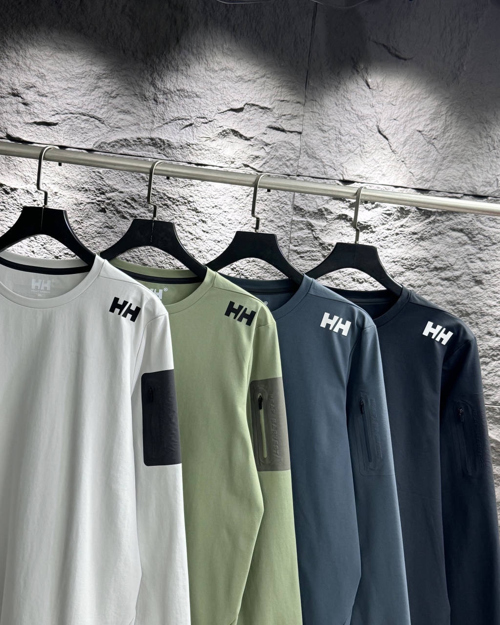 供💰110控💰130【顶级面料】
探索户外新风尚,HELLY HANSEN 2025
航海风格,户外必备
1️⃣在这个春意盎然的季节,HELLY HANSEN 2025款户外圆领印花长袖T恤,带你开启一段全新的户外探险之旅。无论是户外运动还是日常休闲,这款T恤都是你的理想选择。
四面弹力,舒适体验
2️⃣采用100%聚酯纤维的科技面料,手感柔软细腻,四面弹力设计让你在任何动作中都能保持舒适自如。超强的吸湿排汗性能,让你在运动中保持干爽,享受每一次户外活动。
防晒保护,安心出行
3️⃣拥有UPF50+的防晒指数,这款T恤为你提供全面的紫外线防护,无论是阳光明媚的海滩还是山间小径,都能安心出行,尽情享受户外乐趣。
简约设计,时尚百搭
4️⃣后背的简约航海风格 ,不仅增添了一份独特的时尚感,更彰显了品牌的经典与传承。无论是搭配短裤还是牛仔裤,都能轻松驾驭,展现你的个人风格。
,运动休闲,两相宜
5️⃣无论是跑步、徒步还是日常出行,这款T恤都能完美适应。让你在享受运动的同时,也能保持时尚与舒适
立即入手,开启你的户外新风尚
颜色,白色,青绿色,藏青色,黑色
尺码尺码建议 SIZE GUIDE
尺码 胸阔 肩宽 衫长 身高cm 体重(斤)
M 51.5 42 67 155-160 80-100
L 53.5 43.2 69 160-165 100-120
XL 55.5 44.4 71 165-170 120-140
2XL 57.5 45.6 73 170-175 140-160
3XL 59.5 46.8 75 175-180 160-180
4XL 61.5 48 77 180-185 180-200
注:因人工测量会有2-3cm误差,以收到实物为准。