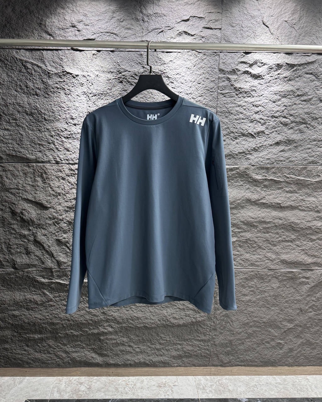 供💰110控💰130【顶级面料】
探索户外新风尚,HELLY HANSEN 2025
航海风格,户外必备
1️⃣在这个春意盎然的季节,HELLY HANSEN 2025款户外圆领印花长袖T恤,带你开启一段全新的户外探险之旅。无论是户外运动还是日常休闲,这款T恤都是你的理想选择。
四面弹力,舒适体验
2️⃣采用100%聚酯纤维的科技面料,手感柔软细腻,四面弹力设计让你在任何动作中都能保持舒适自如。超强的吸湿排汗性能,让你在运动中保持干爽,享受每一次户外活动。
防晒保护,安心出行
3️⃣拥有UPF50+的防晒指数,这款T恤为你提供全面的紫外线防护,无论是阳光明媚的海滩还是山间小径,都能安心出行,尽情享受户外乐趣。
简约设计,时尚百搭
4️⃣后背的简约航海风格 ,不仅增添了一份独特的时尚感,更彰显了品牌的经典与传承。无论是搭配短裤还是牛仔裤,都能轻松驾驭,展现你的个人风格。
,运动休闲,两相宜
5️⃣无论是跑步、徒步还是日常出行,这款T恤都能完美适应。让你在享受运动的同时,也能保持时尚与舒适
立即入手,开启你的户外新风尚
颜色,白色,青绿色,藏青色,黑色
尺码尺码建议 SIZE GUIDE
尺码 胸阔 肩宽 衫长 身高cm 体重(斤)
M 51.5 42 67 155-160 80-100
L 53.5 43.2 69 160-165 100-120
XL 55.5 44.4 71 165-170 120-140
2XL 57.5 45.6 73 170-175 140-160
3XL 59.5 46.8 75 175-180 160-180
4XL 61.5 48 77 180-185 180-200
注:因人工测量会有2-3cm误差,以收到实物为准。