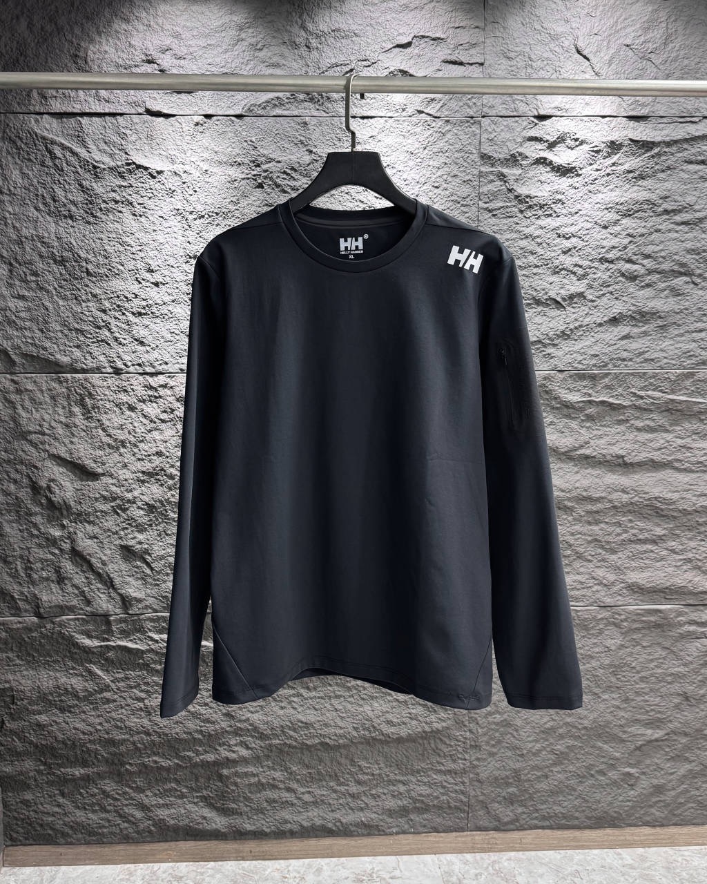 供💰110控💰130【顶级面料】
探索户外新风尚,HELLY HANSEN 2025
航海风格,户外必备
1️⃣在这个春意盎然的季节,HELLY HANSEN 2025款户外圆领印花长袖T恤,带你开启一段全新的户外探险之旅。无论是户外运动还是日常休闲,这款T恤都是你的理想选择。
四面弹力,舒适体验
2️⃣采用100%聚酯纤维的科技面料,手感柔软细腻,四面弹力设计让你在任何动作中都能保持舒适自如。超强的吸湿排汗性能,让你在运动中保持干爽,享受每一次户外活动。
防晒保护,安心出行
3️⃣拥有UPF50+的防晒指数,这款T恤为你提供全面的紫外线防护,无论是阳光明媚的海滩还是山间小径,都能安心出行,尽情享受户外乐趣。
简约设计,时尚百搭
4️⃣后背的简约航海风格 ,不仅增添了一份独特的时尚感,更彰显了品牌的经典与传承。无论是搭配短裤还是牛仔裤,都能轻松驾驭,展现你的个人风格。
,运动休闲,两相宜
5️⃣无论是跑步、徒步还是日常出行,这款T恤都能完美适应。让你在享受运动的同时,也能保持时尚与舒适
立即入手,开启你的户外新风尚
颜色,白色,青绿色,藏青色,黑色
尺码尺码建议 SIZE GUIDE
尺码 胸阔 肩宽 衫长 身高cm 体重(斤)
M 51.5 42 67 155-160 80-100
L 53.5 43.2 69 160-165 100-120
XL 55.5 44.4 71 165-170 120-140
2XL 57.5 45.6 73 170-175 140-160
3XL 59.5 46.8 75 175-180 160-180
4XL 61.5 48 77 180-185 180-200
注:因人工测量会有2-3cm误差,以收到实物为准。