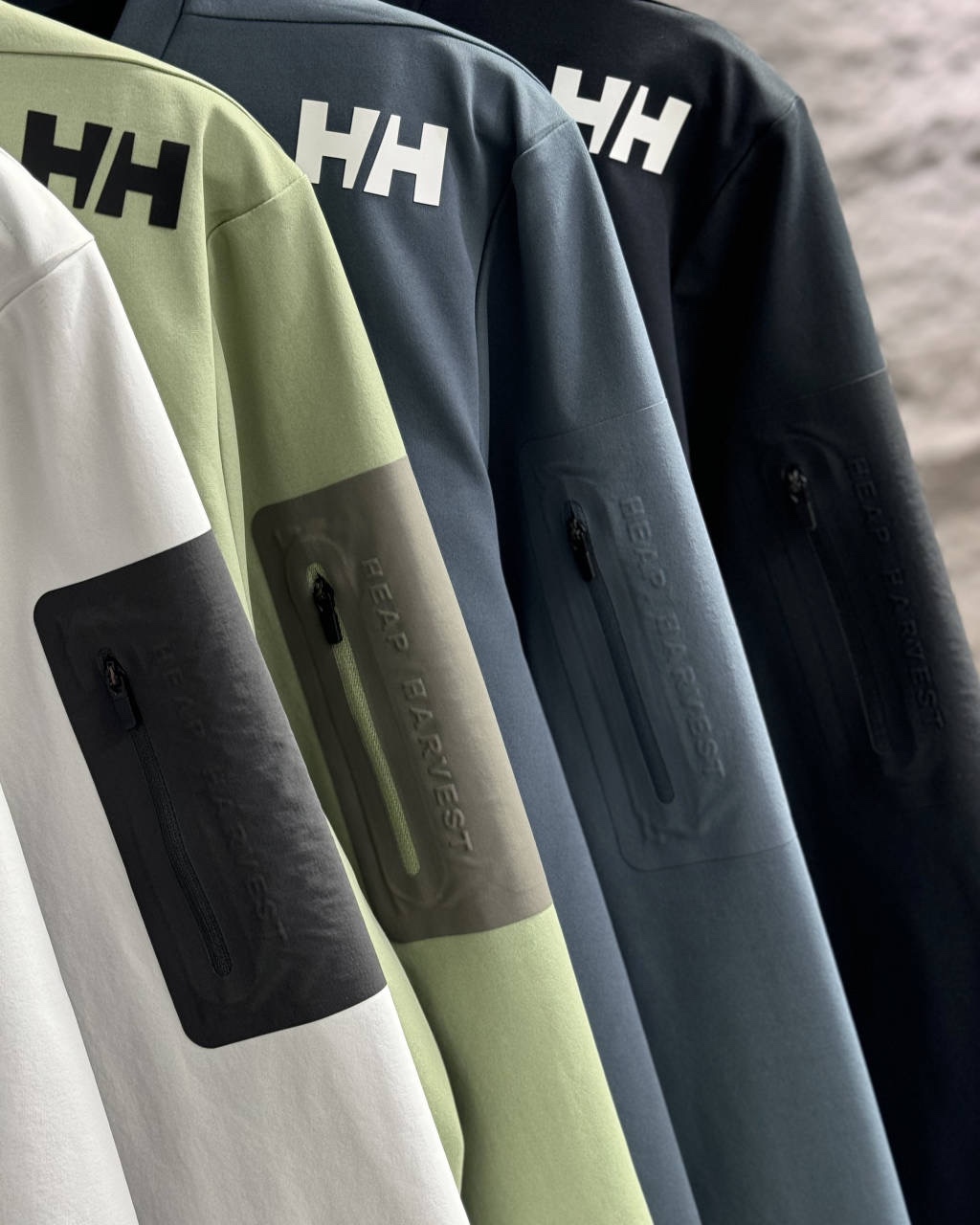 供💰110控💰130【顶级面料】
探索户外新风尚,HELLY HANSEN 2025
航海风格,户外必备
1️⃣在这个春意盎然的季节,HELLY HANSEN 2025款户外圆领印花长袖T恤,带你开启一段全新的户外探险之旅。无论是户外运动还是日常休闲,这款T恤都是你的理想选择。
四面弹力,舒适体验
2️⃣采用100%聚酯纤维的科技面料,手感柔软细腻,四面弹力设计让你在任何动作中都能保持舒适自如。超强的吸湿排汗性能,让你在运动中保持干爽,享受每一次户外活动。
防晒保护,安心出行
3️⃣拥有UPF50+的防晒指数,这款T恤为你提供全面的紫外线防护,无论是阳光明媚的海滩还是山间小径,都能安心出行,尽情享受户外乐趣。
简约设计,时尚百搭
4️⃣后背的简约航海风格 ,不仅增添了一份独特的时尚感,更彰显了品牌的经典与传承。无论是搭配短裤还是牛仔裤,都能轻松驾驭,展现你的个人风格。
,运动休闲,两相宜
5️⃣无论是跑步、徒步还是日常出行,这款T恤都能完美适应。让你在享受运动的同时,也能保持时尚与舒适
立即入手,开启你的户外新风尚
颜色,白色,青绿色,藏青色,黑色
尺码尺码建议 SIZE GUIDE
尺码 胸阔 肩宽 衫长 身高cm 体重(斤)
M 51.5 42 67 155-160 80-100
L 53.5 43.2 69 160-165 100-120
XL 55.5 44.4 71 165-170 120-140
2XL 57.5 45.6 73 170-175 140-160
3XL 59.5 46.8 75 175-180 160-180
4XL 61.5 48 77 180-185 180-200
注:因人工测量会有2-3cm误差,以收到实物为准。