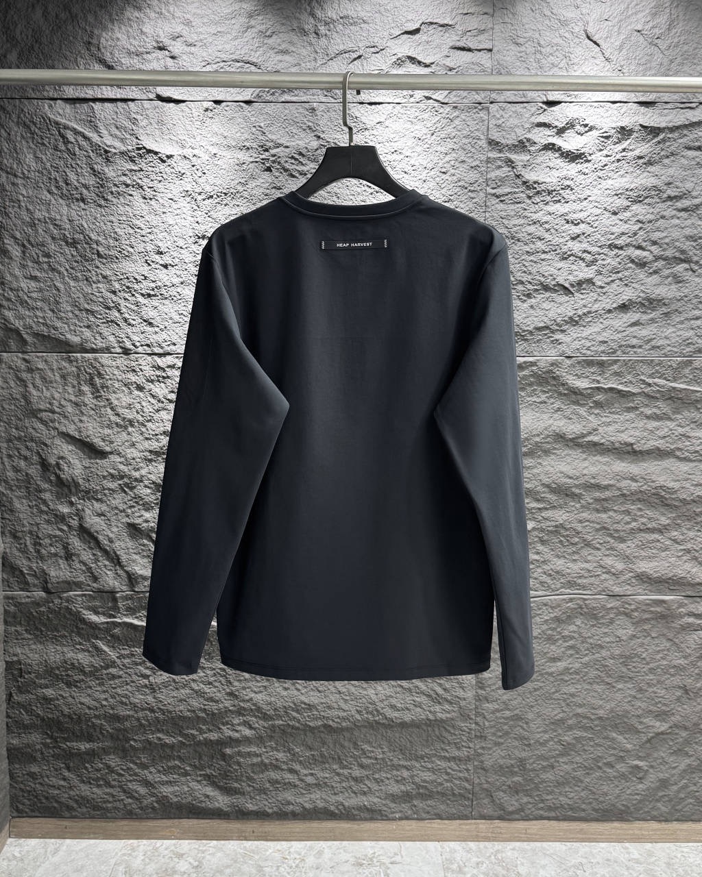 供💰110控💰130【顶级面料】
探索户外新风尚,HELLY HANSEN 2025
航海风格,户外必备
1️⃣在这个春意盎然的季节,HELLY HANSEN 2025款户外圆领印花长袖T恤,带你开启一段全新的户外探险之旅。无论是户外运动还是日常休闲,这款T恤都是你的理想选择。
四面弹力,舒适体验
2️⃣采用100%聚酯纤维的科技面料,手感柔软细腻,四面弹力设计让你在任何动作中都能保持舒适自如。超强的吸湿排汗性能,让你在运动中保持干爽,享受每一次户外活动。
防晒保护,安心出行
3️⃣拥有UPF50+的防晒指数,这款T恤为你提供全面的紫外线防护,无论是阳光明媚的海滩还是山间小径,都能安心出行,尽情享受户外乐趣。
简约设计,时尚百搭
4️⃣后背的简约航海风格 ,不仅增添了一份独特的时尚感,更彰显了品牌的经典与传承。无论是搭配短裤还是牛仔裤,都能轻松驾驭,展现你的个人风格。
,运动休闲,两相宜
5️⃣无论是跑步、徒步还是日常出行,这款T恤都能完美适应。让你在享受运动的同时,也能保持时尚与舒适
立即入手,开启你的户外新风尚
颜色,白色,青绿色,藏青色,黑色
尺码尺码建议 SIZE GUIDE
尺码 胸阔 肩宽 衫长 身高cm 体重(斤)
M 51.5 42 67 155-160 80-100
L 53.5 43.2 69 160-165 100-120
XL 55.5 44.4 71 165-170 120-140
2XL 57.5 45.6 73 170-175 140-160
3XL 59.5 46.8 75 175-180 160-180
4XL 61.5 48 77 180-185 180-200
注:因人工测量会有2-3cm误差,以收到实物为准。