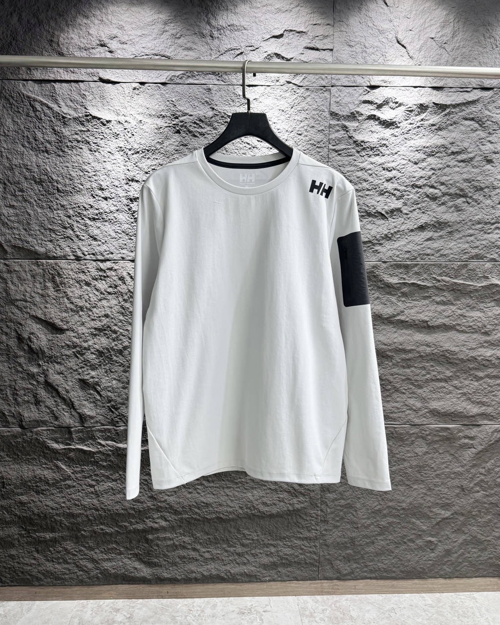 供💰110控💰130【顶级面料】
探索户外新风尚,HELLY HANSEN 2025
航海风格,户外必备
1️⃣在这个春意盎然的季节,HELLY HANSEN 2025款户外圆领印花长袖T恤,带你开启一段全新的户外探险之旅。无论是户外运动还是日常休闲,这款T恤都是你的理想选择。
四面弹力,舒适体验
2️⃣采用100%聚酯纤维的科技面料,手感柔软细腻,四面弹力设计让你在任何动作中都能保持舒适自如。超强的吸湿排汗性能,让你在运动中保持干爽,享受每一次户外活动。
防晒保护,安心出行
3️⃣拥有UPF50+的防晒指数,这款T恤为你提供全面的紫外线防护,无论是阳光明媚的海滩还是山间小径,都能安心出行,尽情享受户外乐趣。
简约设计,时尚百搭
4️⃣后背的简约航海风格 ,不仅增添了一份独特的时尚感,更彰显了品牌的经典与传承。无论是搭配短裤还是牛仔裤,都能轻松驾驭,展现你的个人风格。
,运动休闲,两相宜
5️⃣无论是跑步、徒步还是日常出行,这款T恤都能完美适应。让你在享受运动的同时,也能保持时尚与舒适
立即入手,开启你的户外新风尚
颜色,白色,青绿色,藏青色,黑色
尺码尺码建议 SIZE GUIDE
尺码 胸阔 肩宽 衫长 身高cm 体重(斤)
M 51.5 42 67 155-160 80-100
L 53.5 43.2 69 160-165 100-120
XL 55.5 44.4 71 165-170 120-140
2XL 57.5 45.6 73 170-175 140-160
3XL 59.5 46.8 75 175-180 160-180
4XL 61.5 48 77 180-185 180-200
注:因人工测量会有2-3cm误差,以收到实物为准。