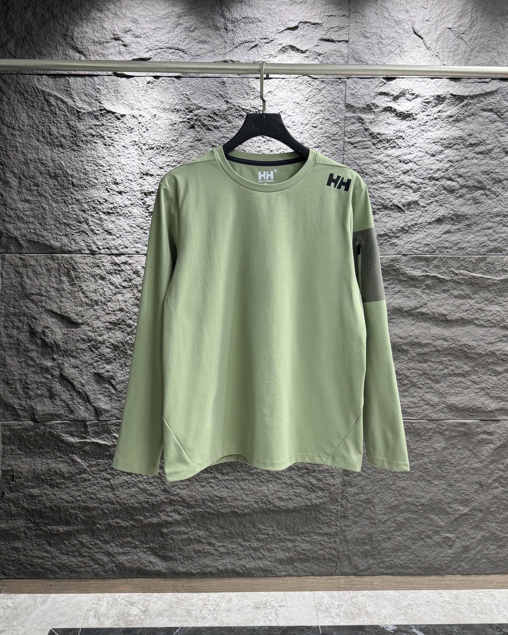 供💰110控💰130【顶级面料】
探索户外新风尚,HELLY HANSEN 2025
航海风格,户外必备
1️⃣在这个春意盎然的季节,HELLY HANSEN 2025款户外圆领印花长袖T恤,带你开启一段全新的户外探险之旅。无论是户外运动还是日常休闲,这款T恤都是你的理想选择。
四面弹力,舒适体验
2️⃣采用100%聚酯纤维的科技面料,手感柔软细腻,四面弹力设计让你在任何动作中都能保持舒适自如。超强的吸湿排汗性能,让你在运动中保持干爽,享受每一次户外活动。
防晒保护,安心出行
3️⃣拥有UPF50+的防晒指数,这款T恤为你提供全面的紫外线防护,无论是阳光明媚的海滩还是山间小径,都能安心出行,尽情享受户外乐趣。
简约设计,时尚百搭
4️⃣后背的简约航海风格 ,不仅增添了一份独特的时尚感,更彰显了品牌的经典与传承。无论是搭配短裤还是牛仔裤,都能轻松驾驭,展现你的个人风格。
,运动休闲,两相宜
5️⃣无论是跑步、徒步还是日常出行,这款T恤都能完美适应。让你在享受运动的同时,也能保持时尚与舒适
立即入手,开启你的户外新风尚
颜色,白色,青绿色,藏青色,黑色
尺码尺码建议 SIZE GUIDE
尺码 胸阔 肩宽 衫长 身高cm 体重(斤)
M 51.5 42 67 155-160 80-100
L 53.5 43.2 69 160-165 100-120
XL 55.5 44.4 71 165-170 120-140
2XL 57.5 45.6 73 170-175 140-160
3XL 59.5 46.8 75 175-180 160-180
4XL 61.5 48 77 180-185 180-200
注:因人工测量会有2-3cm误差,以收到实物为准。