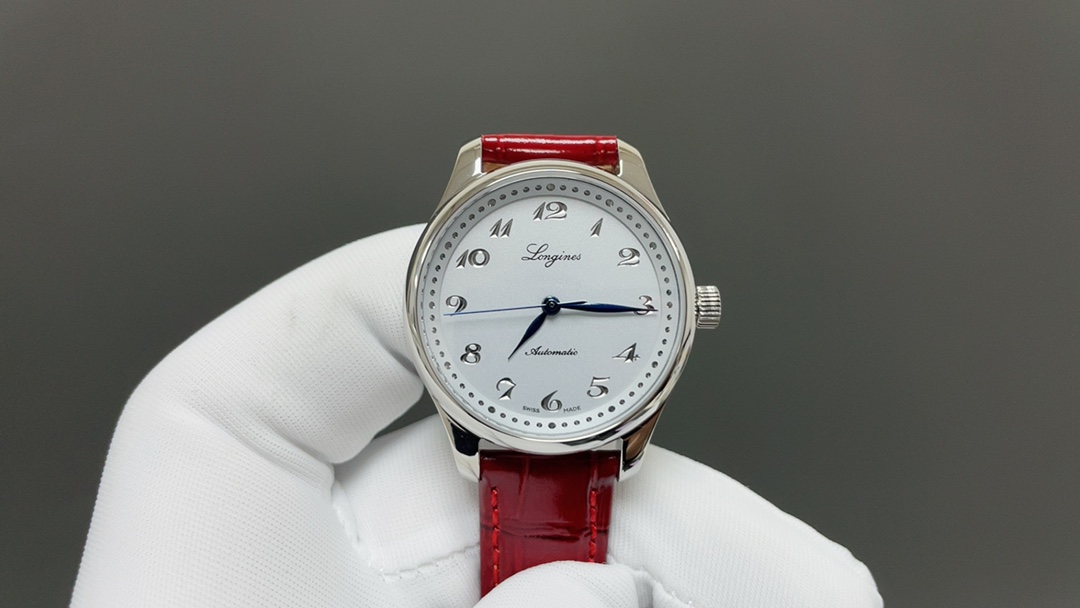 NO:394386,TW Produced by TW Caliber 2824: White-Gold Steel Belt 2892 Movement: White-Gold 1300 Steel Belt TW Factory New Couple Master Scholar LG1 Updated Highlights 1 The concave carved Arabic numeral metal hour marker is a highlight of the new version of Master Scholar. By refracting light from different angles, a deep texture is created, simple but not simple. The outer scale circle is brushed, which contrasts with large-area sandblasting, enriches the details of the disk, and is built-in imported 2824 or 2892 fine grinding movement!  Men's 40mm Women's 34mm Best Luxury Recommendation Please be aware of TW's Exclusive Quality,19860909TW 出品 2824机芯:白-金 钢带 2892机芯:白-金1300 钢带 TW Factory 新品情侣名匠 LG1 再次升级升级亮点1 凹雕阿拉伯数字金属时标,是新版名匠的一大亮点,通过折射不同角度的光线,营造出了深邃的质感,简约而不简单.外侧刻度圈进行了拉丝处理,与大面积喷砂形成对比,丰富了盘面细节,内置进口2824或2892 精磨机芯！男40mm女34mm 送礼最佳奢华推荐请认准TW独家品质,,Watch