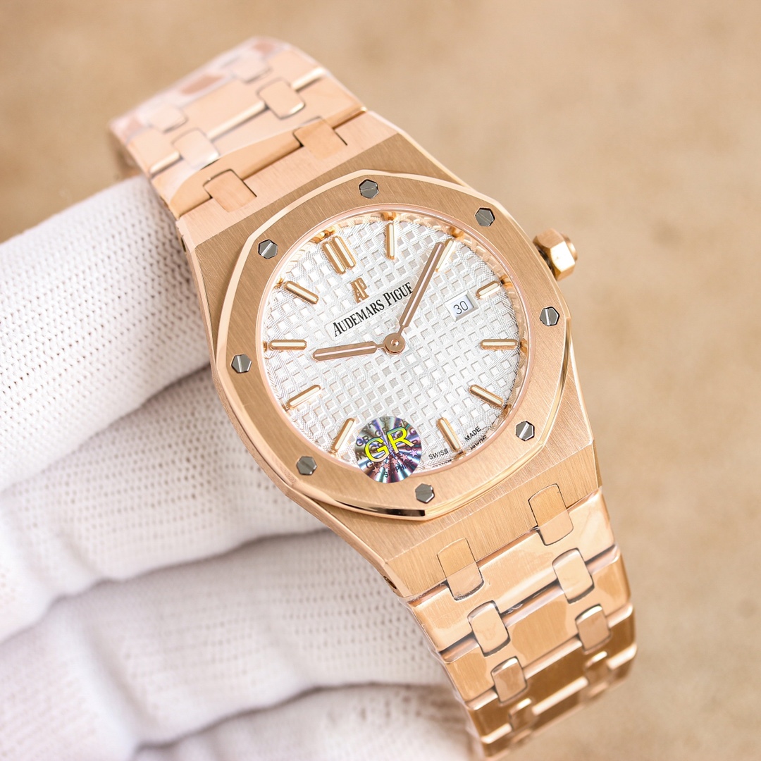 Audemars Piguet Royal Oak Diamond Watch Review: Luxury Design and Precision Craftsmanship