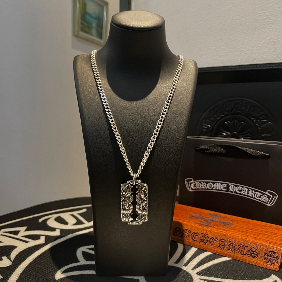 NO:106212,Batch New style [Counter Quality] Chrome Hearts Croxin Classic Cuban Necklace Personalized Square Pendant Different pattern design styles with concave and convex shapes Present unique Cross Scout flowers are Croxin's ambitions, so they last longer. Genuine version of Chrome Hearts Croxin Difference to the market ordinary light version, match the quality of the version, look at the details of the letter printing, retro old gray oxygen level. Seiko version!  !  !  Pure handmade ~ Authentic model opening must-have fashion and fashion, both men and women can wear it, same style for couples, original official website, rock punk style silver style, retro elements, trendy and versatile!  , jewelry boutique, chrome hearts, chrome hearts, necklace19860909批 新款【专柜品质】Chrome Hearts克罗心经典古巴项链 个性方牌吊坠 凹凸造型不同的花纹设计风格 呈现出与众不同 十字架 童军花是克罗心的志 所以更经久不衰 正品打版Chrome Hearts克罗心 区别市场普通轻版 对版对标品质 看字印细节 复古做旧灰氧程度.精工版本！！！ 纯手工打造 ～正品开模潮流时尚必备 男女均可佩戴 情侣同款 官网原版 摇滚朋克泰银风格 复古元素 潮流百搭！,饰品精品,chrome hearts,chrome hearts,necklace,Jewelry