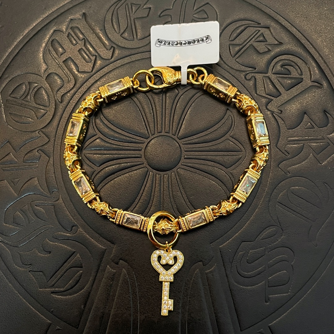 NO:106197,Batch New model [Counter Quality] Chrome Hearts Croxin Gold Diamond Cross Bracelet. Different concave and convex and concave design styles present unique. Cross Scout flowers are Croxin's ambitions, so they last longer. Genuine version of Chrome Hearts Croxin. Different from the market ordinary light version. Benchmark the quality of the version. Look at the details of the letter printing. Retro and old gray oxygen level. Seiko version!  !  !  Pure handmade ~ Authentic model opening must-have fashion and fashion, both men and women can wear it, same style for couples, original official website, rock punk style silver style, retro elements, trendy and versatile!  , jewelry boutique, chrome hearts, chrome hearts, bracelet, gold19860909批 新款【专柜品质】Chrome Hearts克罗心黄金色镶钻十字架手链 凹凸造型不同的花纹设计风格 呈现出与众不同 十字架 童军花是克罗心的志 所以更经久不衰 正品打版Chrome Hearts克罗心 区别市场普通轻版 对版对标品质 看字印细节 复古做旧灰氧程度.精工版本！！！ 纯手工打造 ～正品开模潮流时尚必备 男女均可佩戴 情侣同款 官网原版 摇滚朋克泰银风格 复古元素 潮流百搭！,饰品精品,chrome hearts,chrome hearts,bracelet,gold,Jewelry