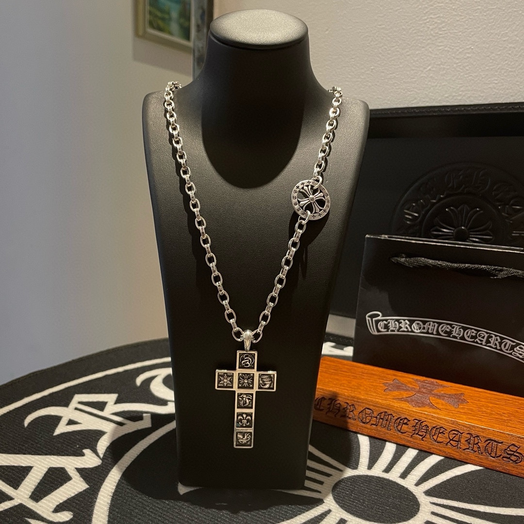 NO:106199,New [Counter Quality] Chrome Hearts Croxin Classic retro multi-element cross necklace Multi-element cross pendant Kuaishou/ins/Little Red Book popular, different concave and convex design styles present uniqueness Cross Scout flowers are Croxin's ambitions, so they last longer. Genuine version of Chrome Hearts Croxin, differentiated from the market, benchmarked on the quality of the version, looking at the details of the letter printing, retro old gray oxygen level. Seiko version!  !  !  Pure handmade ~ Authentic model opening must-have fashion and fashion, both men and women can wear it, same style for couples, original official website, rock punk style silver style, retro elements, trendy and versatile!  , jewelry boutique, chrome hearts, chrome hearts, necklace19860909新款【专柜品质】Chrome Hearts克罗心 经典复古多元素十字架项链 多元素十字架吊坠 快手/ins/小红书热门 凹凸造型不同的花纹设计风格 呈现出与众不同 十字架 童军花是克罗心的志 所以更经久不衰 正品打版Chrome Hearts克罗心 区别市场普通轻版 对版对标品质 看字印细节 复古做旧灰氧程度.精工版本！！！ 纯手工打造 ～正品开模潮流时尚必备 男女均可佩戴 情侣同款 官网原版 摇滚朋克泰银风格 复古元素 潮流百搭！,饰品精品,chrome hearts,chrome hearts,necklace,Jewelry