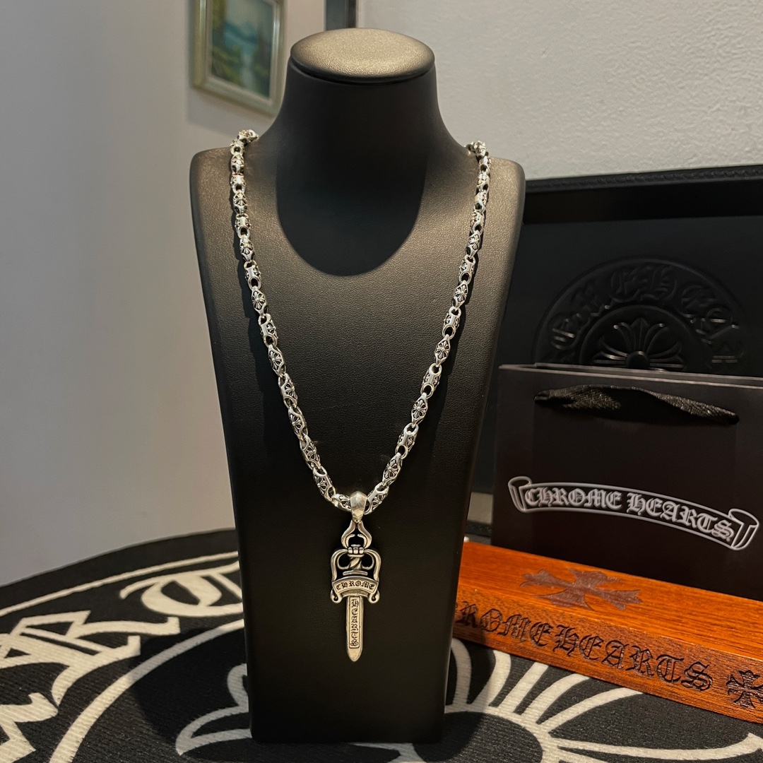 NO:106203,New [Counter Quality] Chrome Hearts Croxin Classic retro multi-element cross necklace Sword pendant Kuaishou/ins/Little Red Book popular, different concave and convex design styles present uniqueness Cross Scout flowers are Croxin's ambitions, so they last longer. Genuine version of Chrome Hearts Croxin, differentiated from the market, benchmarked on the quality of the version, looked at the details of the letter printing, the degree of retro old gray oxygen. Seiko version!  !  !  Pure handmade ~ Authentic model opening must-have fashion and fashion, both men and women can wear it, same style for couples, original official website, rock punk style silver style, retro elements, trendy and versatile!  , jewelry boutique, chrome hearts, chrome hearts, necklace19860909新款【专柜品质】Chrome Hearts克罗心 经典复古多元素十字架项链 宝剑吊坠 快手/ins/小红书热门 凹凸造型不同的花纹设计风格 呈现出与众不同 十字架 童军花是克罗心的志 所以更经久不衰 正品打版Chrome Hearts克罗心 区别市场普通轻版 对版对标品质 看字印细节 复古做旧灰氧程度.精工版本！！！ 纯手工打造 ～正品开模潮流时尚必备 男女均可佩戴 情侣同款 官网原版 摇滚朋克泰银风格 复古元素 潮流百搭！,饰品精品,chrome hearts,chrome hearts,necklace,Jewelry