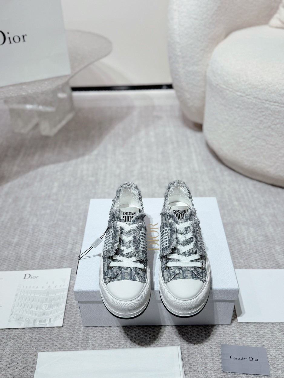 NO:234735,High-version. Original purchase and development Heavy industry model h or This Dior Vibe thick-soled shoes incorporates Dior's classic elements style low-top casual thick-soled trendy shoes and shoes. The side is decorated with the same color CD Diamond pattern canvas inserts. CD Logo styled two-color lucky star rubber soles, tongues and uppers are decorated with special details. Heavy industry canvas hand-teared cloth strips. This highlights the luxury of this shoe. Makes the styling more refined. Improves comfort and support. The thick sole is superior to the feet. Fashionable and versatile, which can add luster to various shapes. Original custom CD canvas inner lining original custom super soft breathable water dyed sheepskin inner lining original unmolded rubber two-color outsole thick 5CM configuration counter genuine original packaging  Size35-40 (41.42 custom made), casual shoes/sports shoes, dior, dior, sneakers, sheepskin19860909高版本.原版购入开发 重工型h or 这款Dior Vibe迪奥厚底鞋融入 Dior 的经典元素风格低帮休闲厚底潮鞋板鞋单品 精心制作. 侧面饰以同色调 CD Diamond 图案帆布镶片. CD Logo 造型双色幸运星橡胶鞋底、鞋舌和鞋面均饰以特色细节. 重工型帆布手工手撕布丝条. 更彰显此鞋气质奢华. 令造型更加精致. 提升舒适感和支撑效果. 厚底搭配上脚高人一等. 时尚百搭,可为各式造型增光添彩 . 面料原版定制CD帆布 内里原版定制超级柔软透气水染羊皮内里 大底原版开模橡胶双色大底 底厚5CM 配置专柜正品原版包装 Size35一40（41.42订做）,休闲鞋/运动鞋,dior,dior,sneakers,sheepskin,Women's Shoes