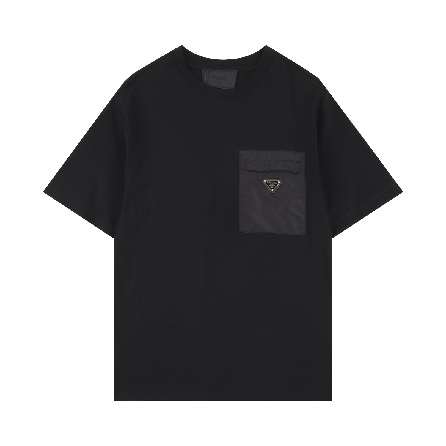 Camiseta clásica de manga corta con bolsillos empalmados de Prada*. El tejido está fabricado con tejido mercerizado de …