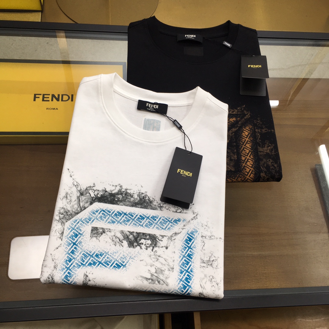 NO:132736,New product [Fend...] (S-2XL, slightly wide) High-end fabric 250 grams plain-patterned cotton 2025 spring and summer counter new product short-sleeved fashion classic round neck short-sleeved fashion item design, more fashionable and comfortable, high-standard customization, very stylish upper body, classic LOGO pattern on the chest brand customer-supplied auxiliary materials, customer-supplied imported high-end fabric with very delicate texture, exquisite details and exquisite craftsmanship, extremely shaping item, can be matched with any fashion, super good style, a must-have item for trendy men Size S-XXL!  ,fendi,T-shirt,alexander wang19860909新品【Fend...】（S-2XL,微阔） 高定面料 250克平纹纯棉 2025春夏专柜新品短袖时尚经典圆领短袖 时尚单品设计,更加时尚舒适,高标准定制,上身非常有型,胸前品牌经典LOGO 图案 客供辅料,客供进口高档面料质感非常细腻,细节工艺精湛考究,塑造性极高的一款单品,任何时装都可以搭配,版型超级好 潮男必备单品 尺码S-XXL！,,fendi,T-shirt,alexander wang,Men's clothing