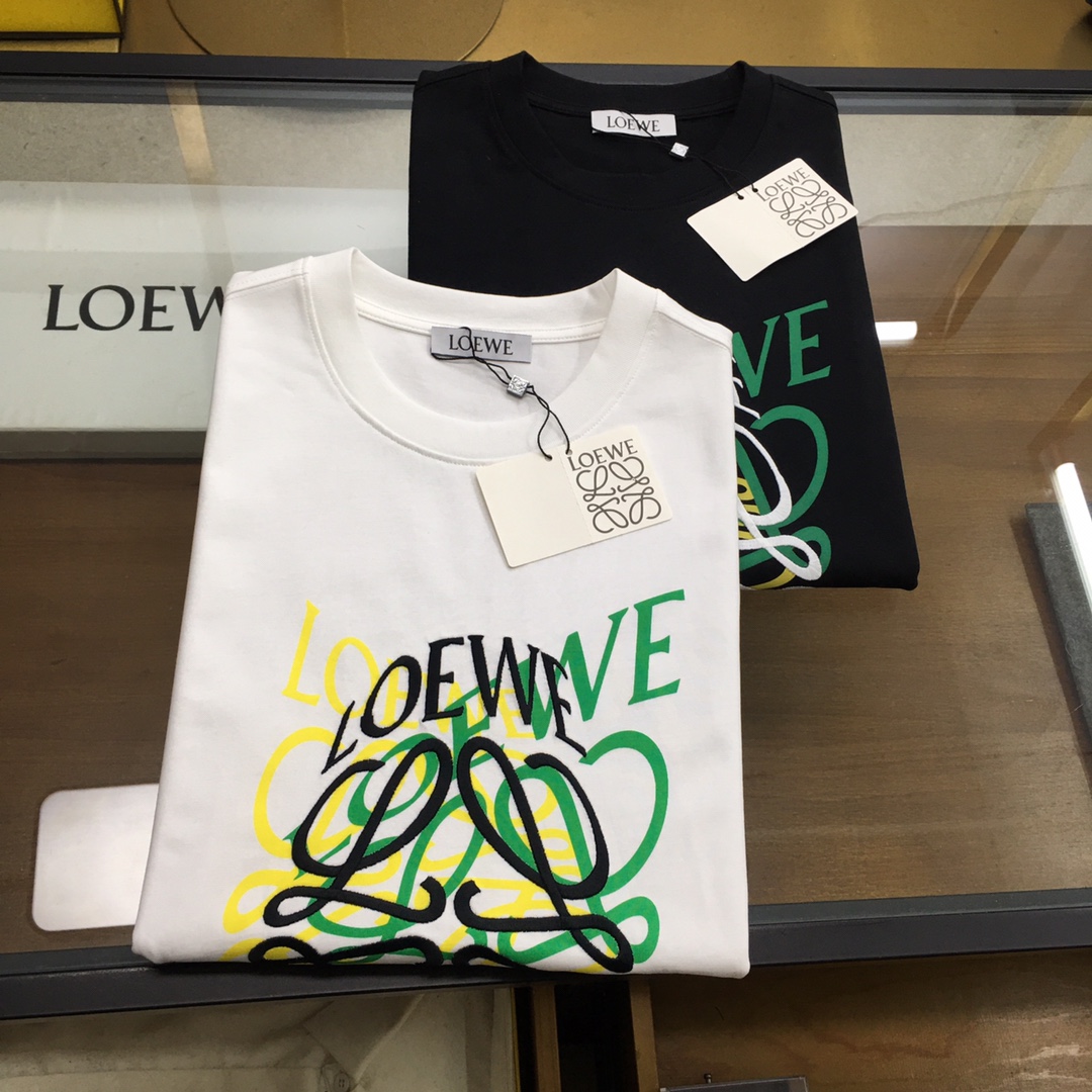 NO:132738,New product [Loew...] (S-2XL, slightly wide) High-end fabric 250 grams plain-patterned cotton 2025 spring and summer counter new product short-sleeved fashion classic round neck short-sleeved fashion item design, more fashionable and comfortable, high-standard customization, very stylish upper body, classic LOGO pattern on the chest brand customer-supplied auxiliary materials, customer-supplied imported high-end fabric with very delicate texture, exquisite details and exquisite craftsmanship, extremely shaping item, can be matched with any fashion, super good style, a must-have item for trendy men Size S-XXL!  ,loewe,T-shirt,alexander wang19860909新品【Loew...】（S-2XL,微阔） 高定面料 250克平纹纯棉 2025春夏专柜新品短袖时尚经典圆领短袖 时尚单品设计,更加时尚舒适,高标准定制,上身非常有型,胸前品牌经典LOGO 图案 客供辅料,客供进口高档面料质感非常细腻,细节工艺精湛考究,塑造性极高的一款单品,任何时装都可以搭配,版型超级好 潮男必备单品 尺码S-XXL！,,loewe,T-shirt,alexander wang,Men's clothing