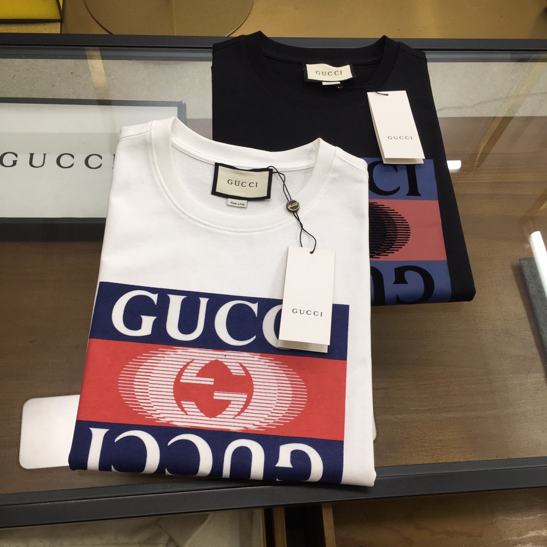 NO:132740,New product [Gu.ci...] (S-2XL, slightly wide) High-end fabric 250 grams plain-patterned cotton 2025 spring and summer counter new product short-sleeved fashion classic round neck short-sleeved fashion item design, more fashionable and comfortable, high-standard customization, very stylish upper body, classic LOGO pattern on the chest brand customer-supplied auxiliary materials, customer-supplied imported high-end fabric with very delicate texture, exquisite details and exquisite craftsmanship, extremely shaping item, can be matched with any fashion, super good style, a must-have item for trendy men Size S-XXL!  ,T-shirt,alexander wang19860909新品【Gu.ci...】（S-2XL,微阔） 高定面料 250克平纹纯棉 2025春夏专柜新品短袖时尚经典圆领短袖 时尚单品设计,更加时尚舒适,高标准定制,上身非常有型,胸前品牌经典LOGO 图案 客供辅料,客供进口高档面料质感非常细腻,细节工艺精湛考究,塑造性极高的一款单品,任何时装都可以搭配,版型超级好 潮男必备单品 尺码S-XXL！,,T-shirt,alexander wang,Men's clothing